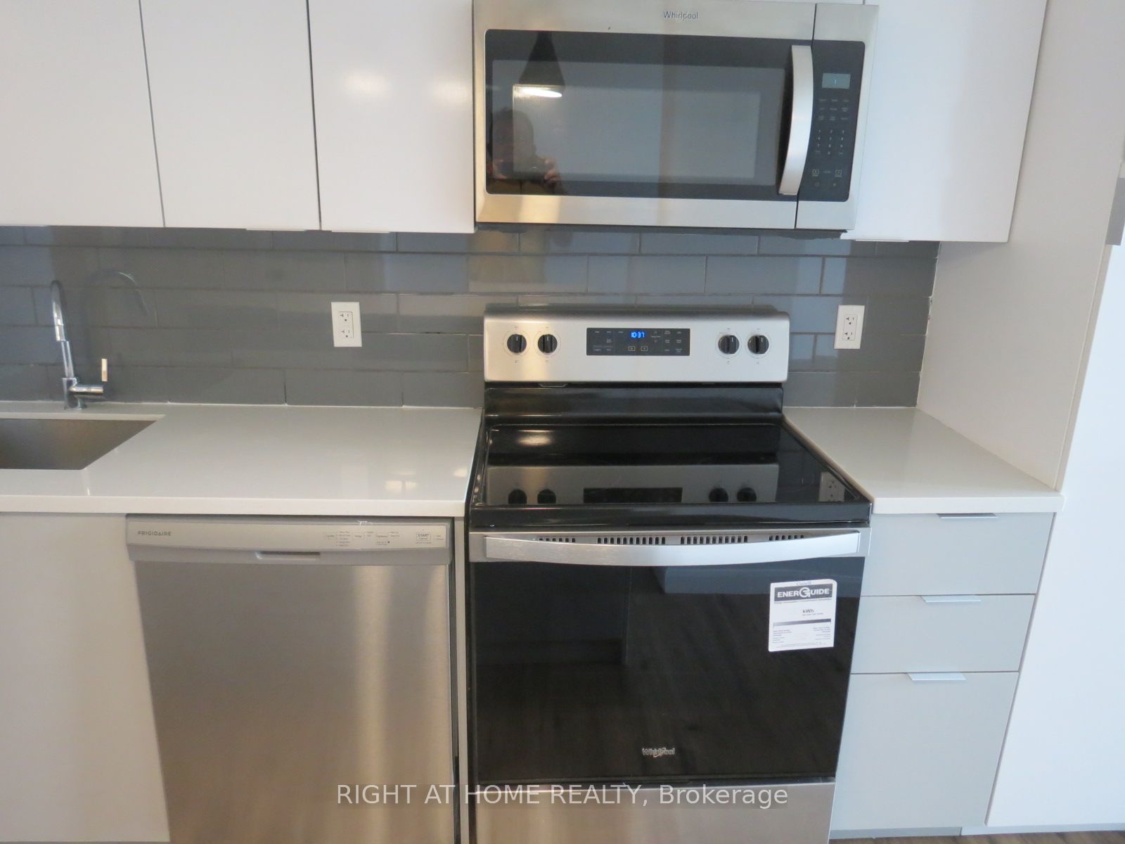 7 Erie Avenue 704 Property Photo 5