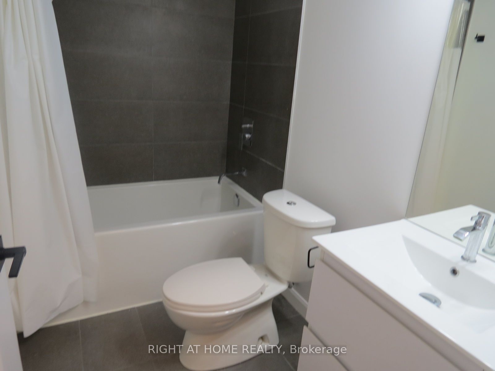 7 Erie Avenue 704 Property Photo 19