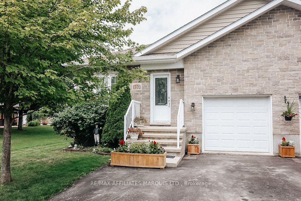 133 St George Street E Property Photo 1