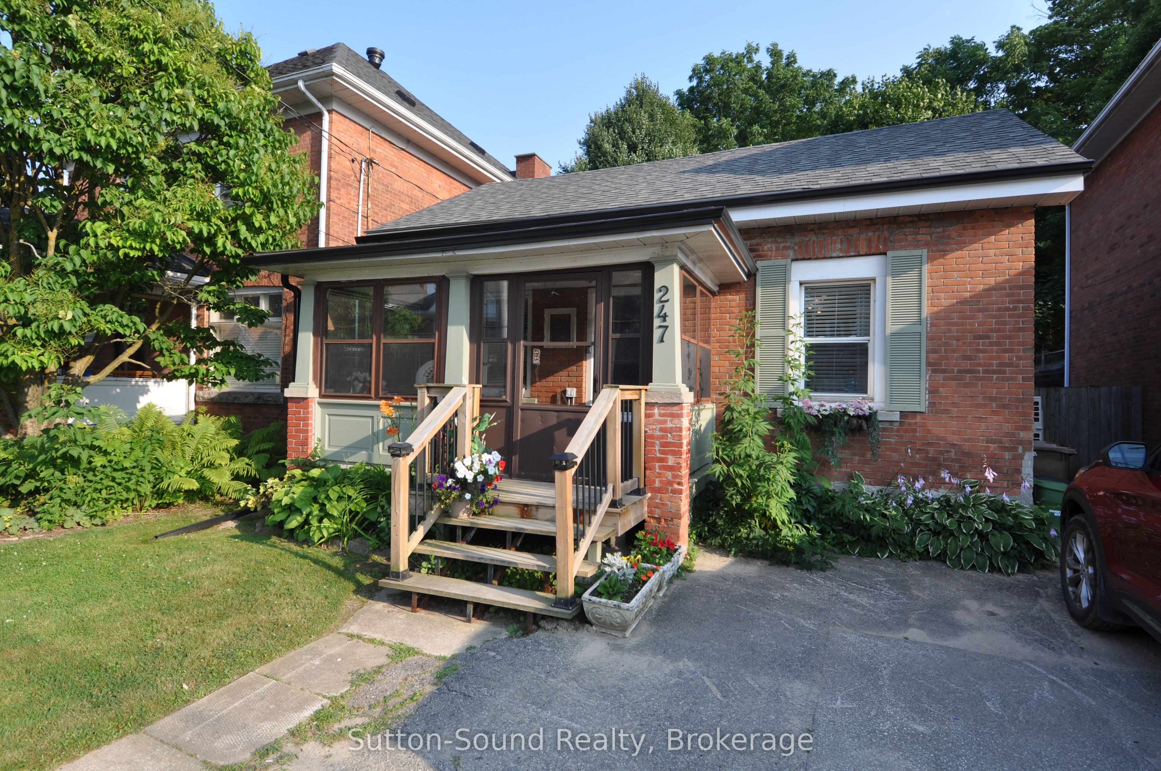 247 6th Street E Property Photo 1