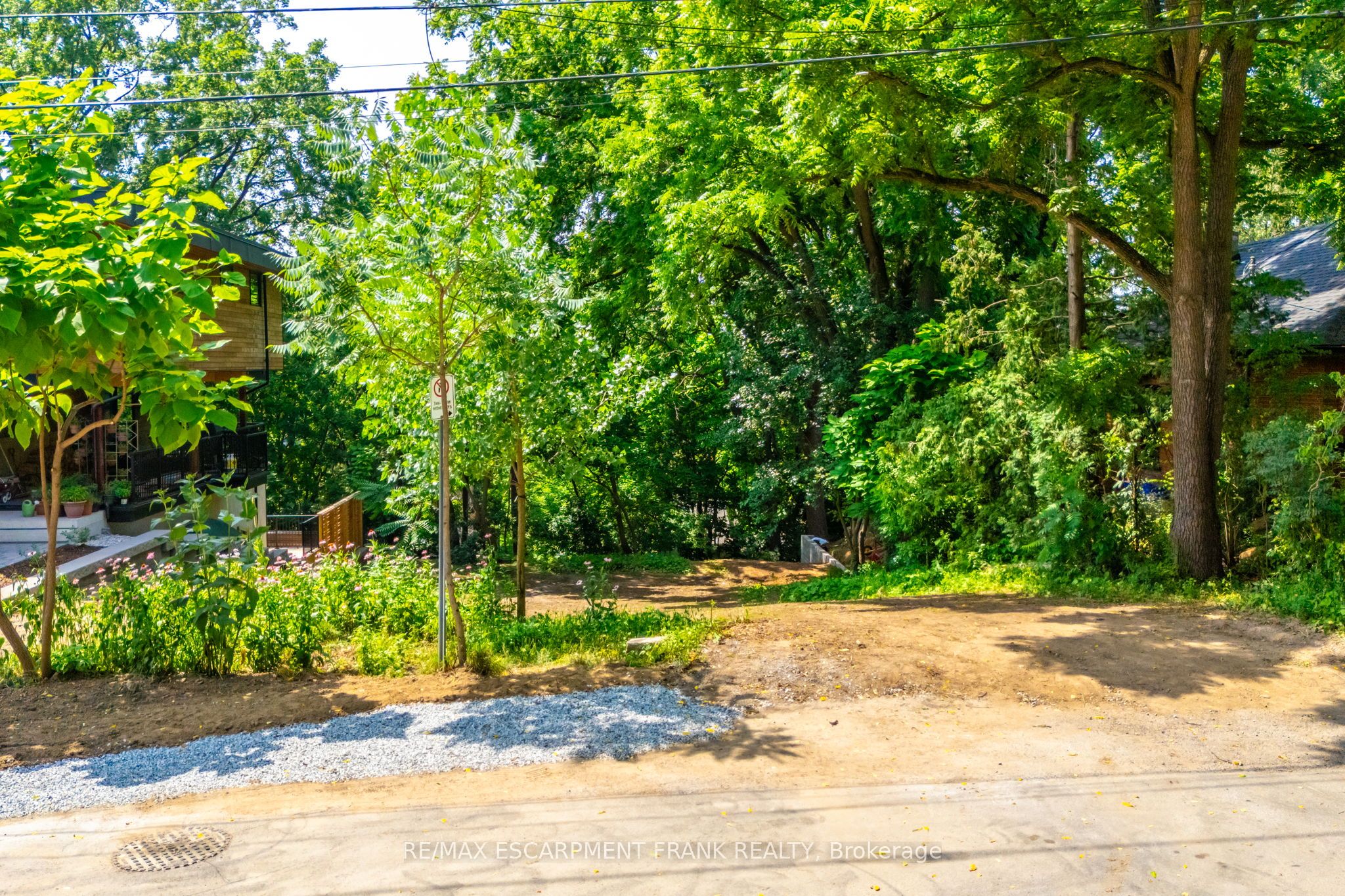 98 Alma St Property Photo 3