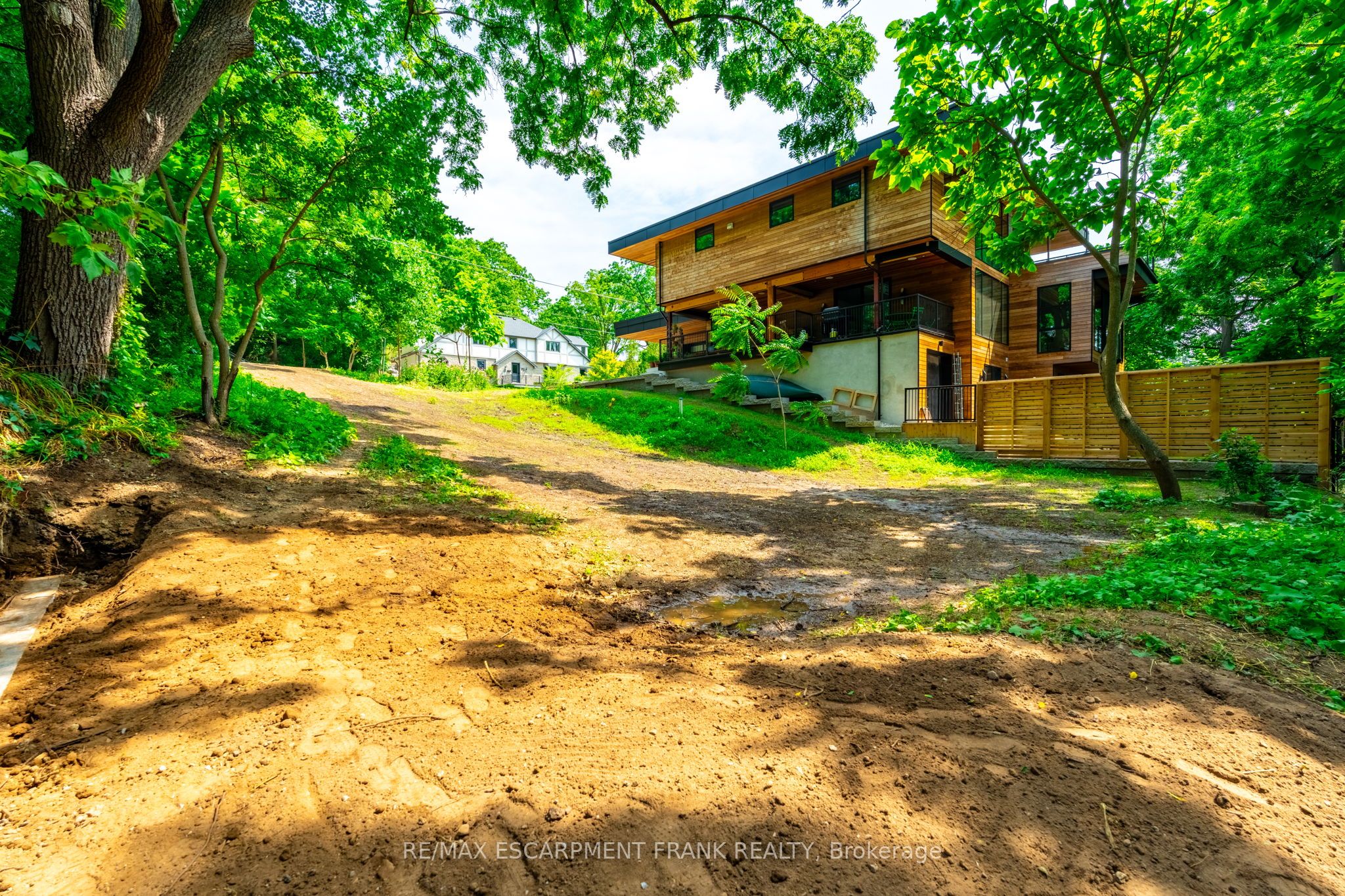 98 Alma St Property Photo 8