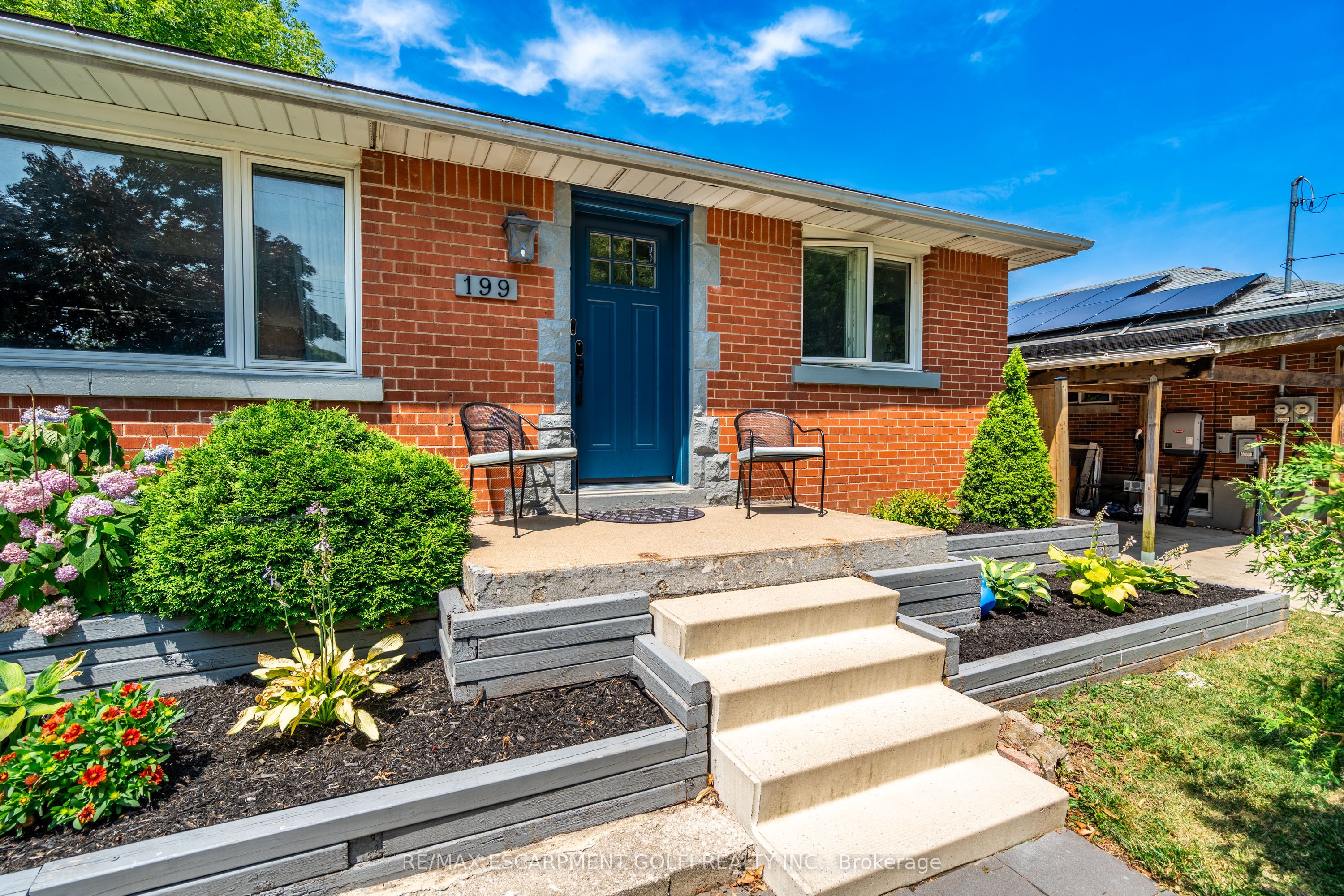 199 Fernwood Crescent Property Photo 2