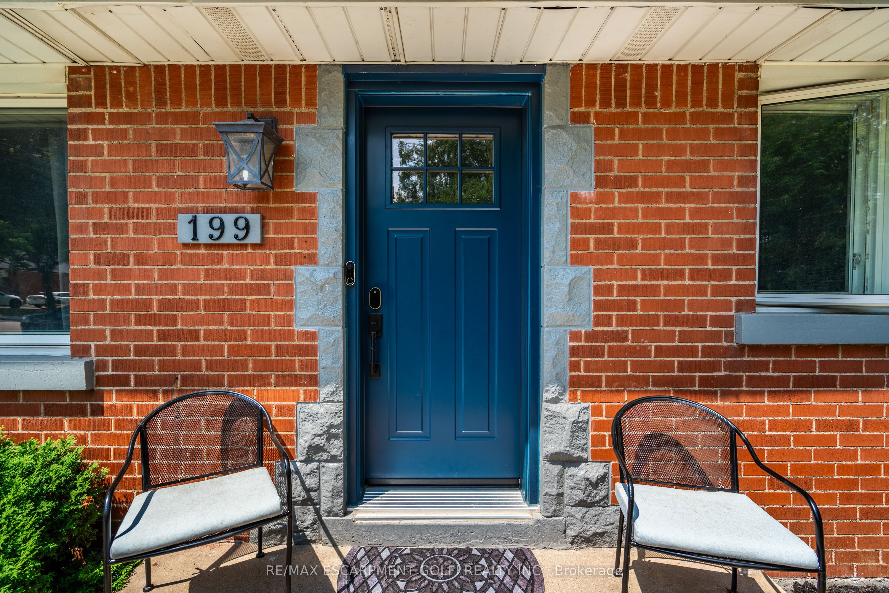 199 Fernwood Crescent Property Photo 3