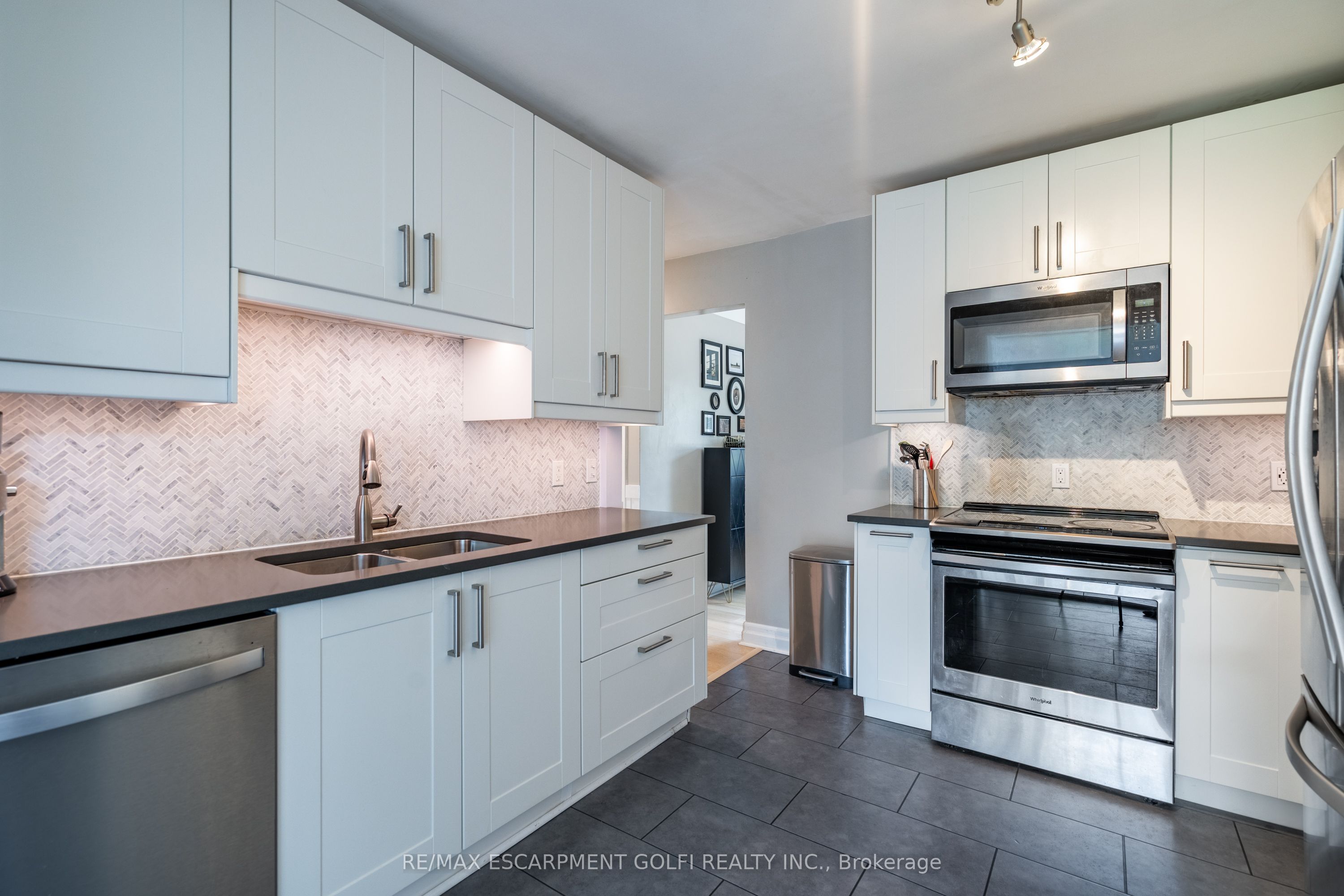 199 Fernwood Crescent Property Photo 15