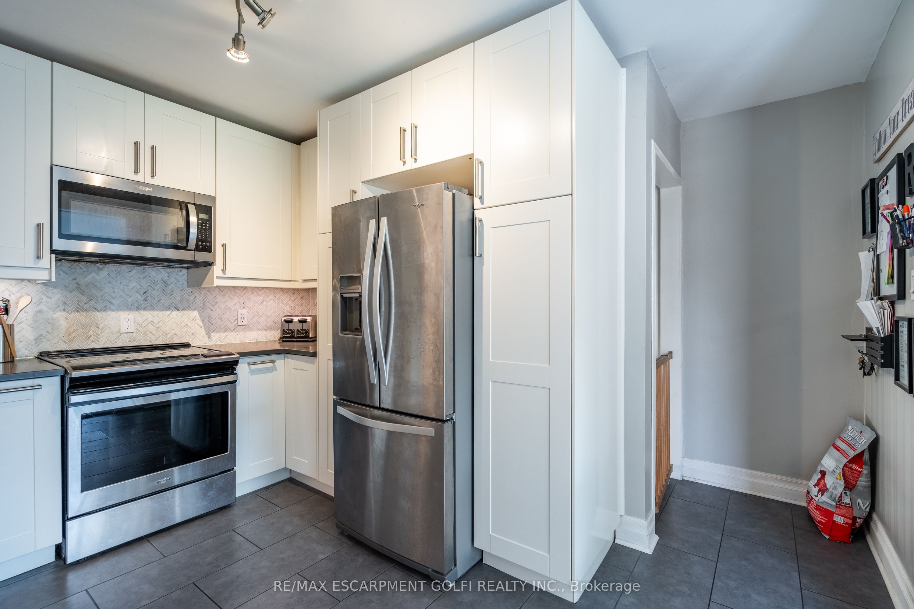 199 Fernwood Crescent Property Photo 17