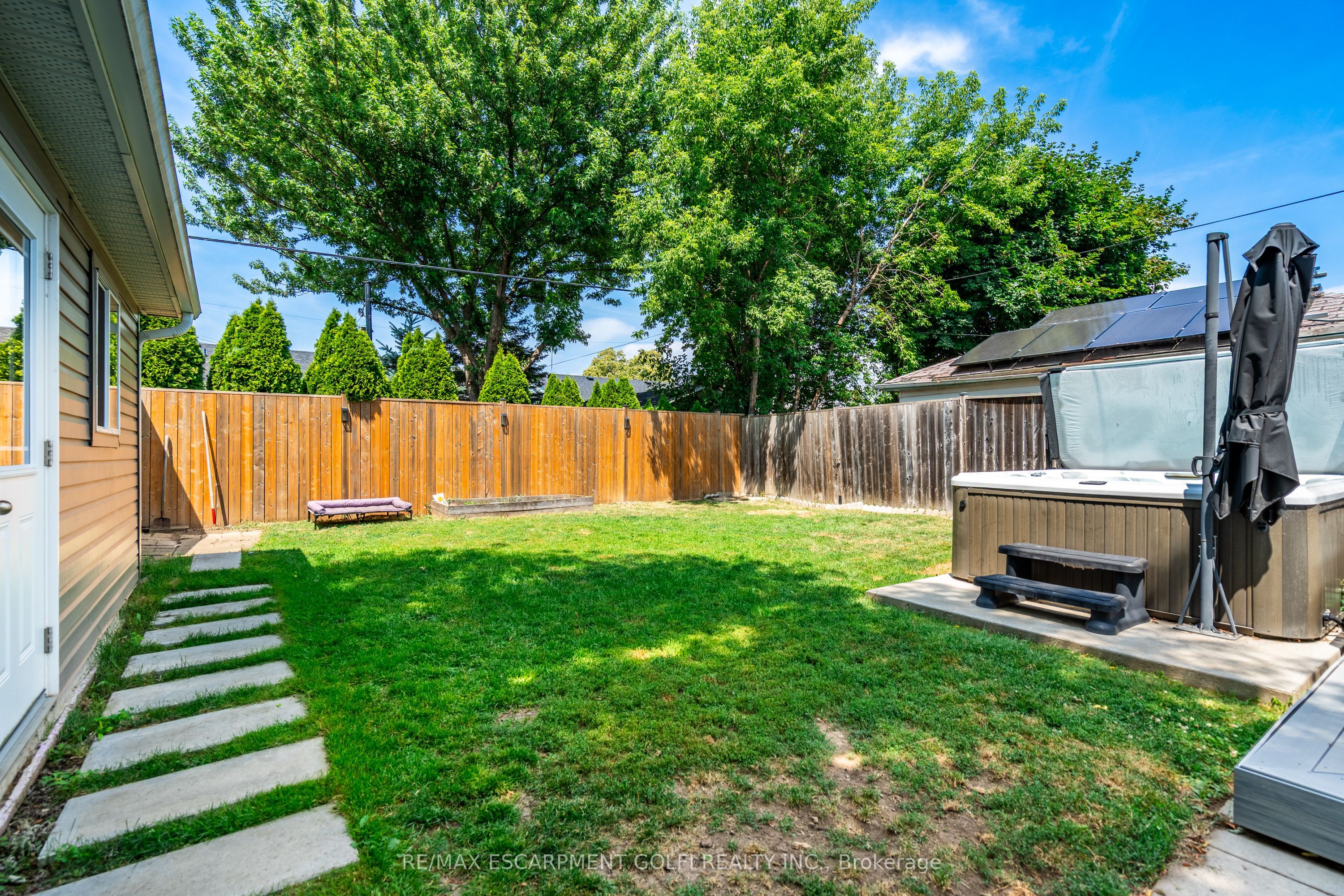 199 Fernwood Crescent Property Photo 35