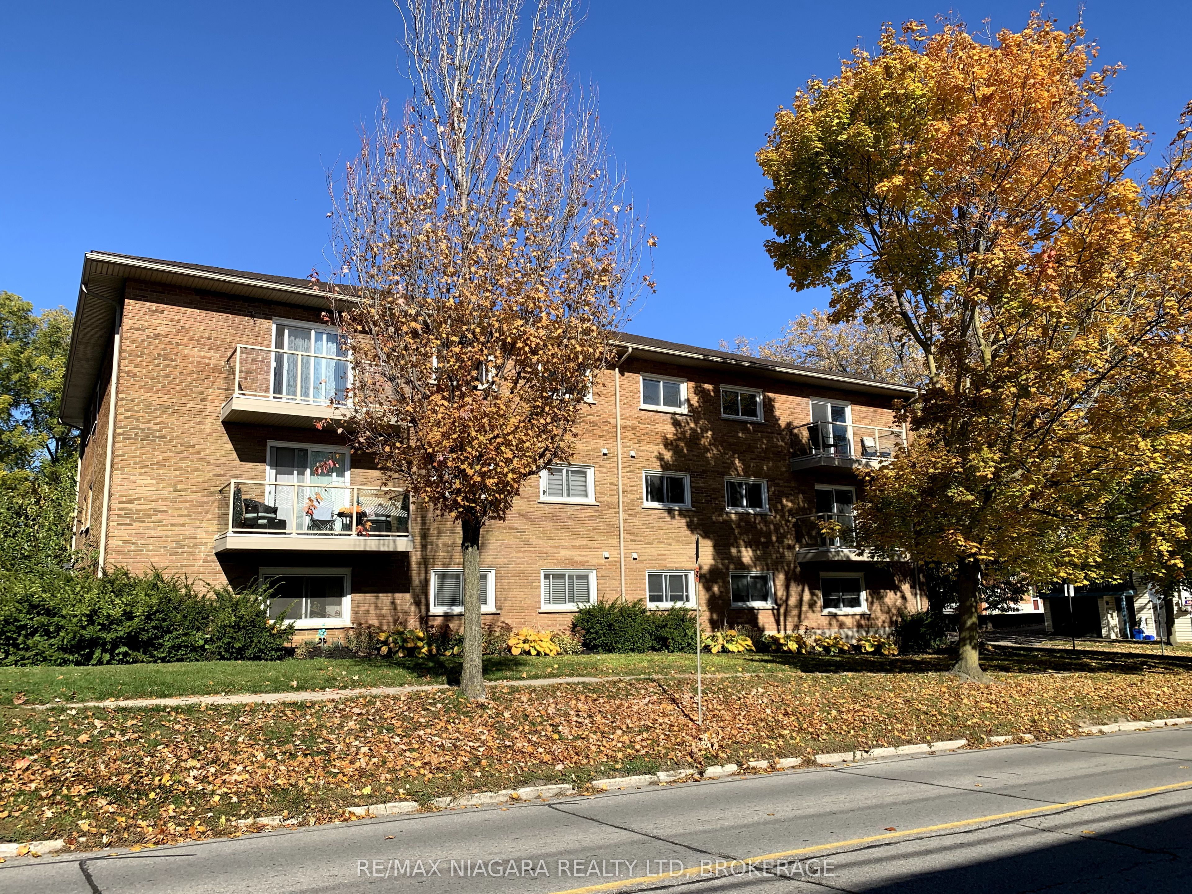 17 Simcoe Street Property Photo