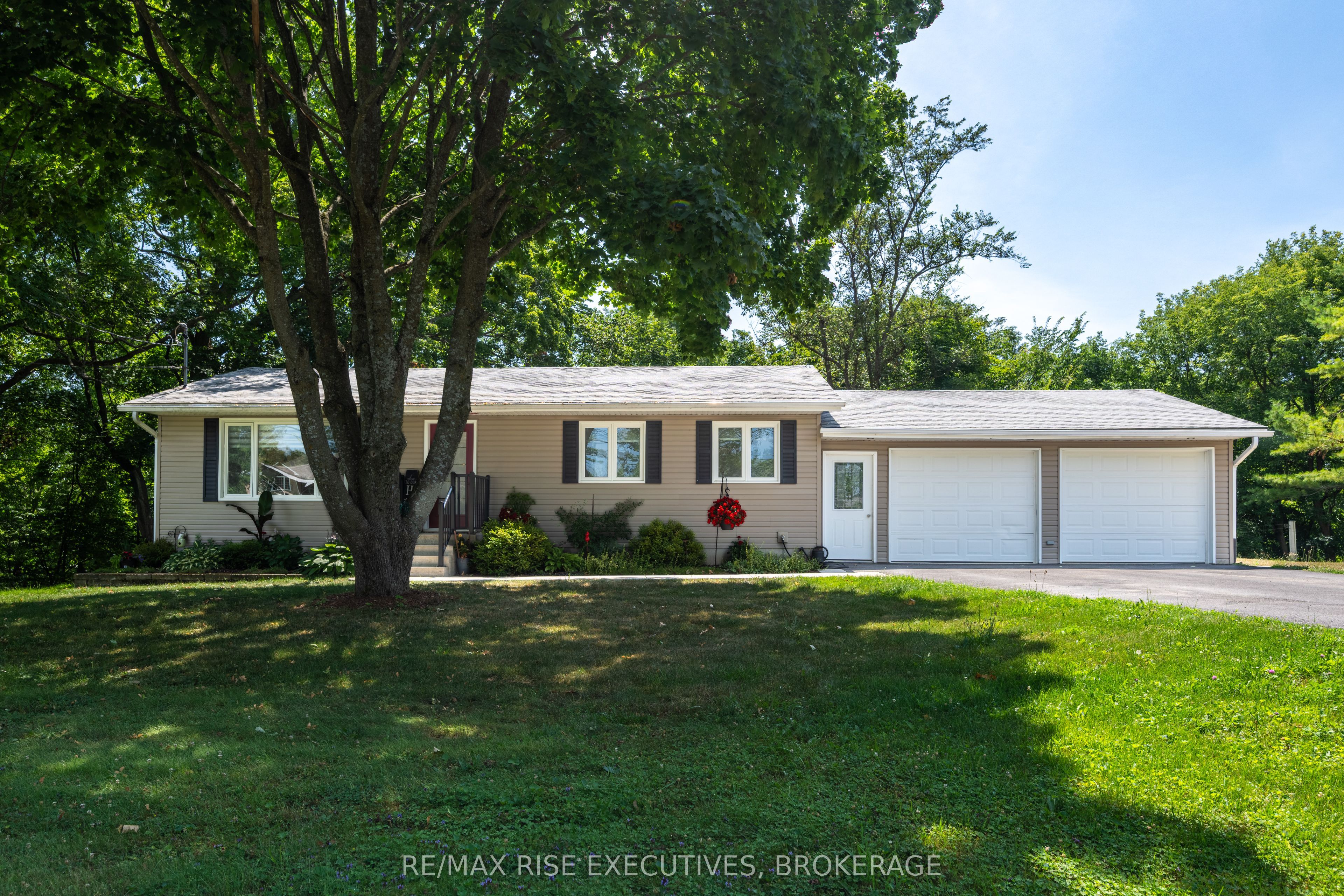 3419 Round Lake Road Property Photo 1