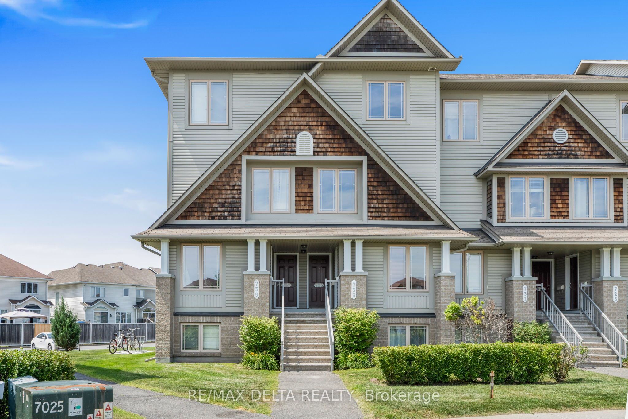 735 Lakeridge Drive E Property Photo 1