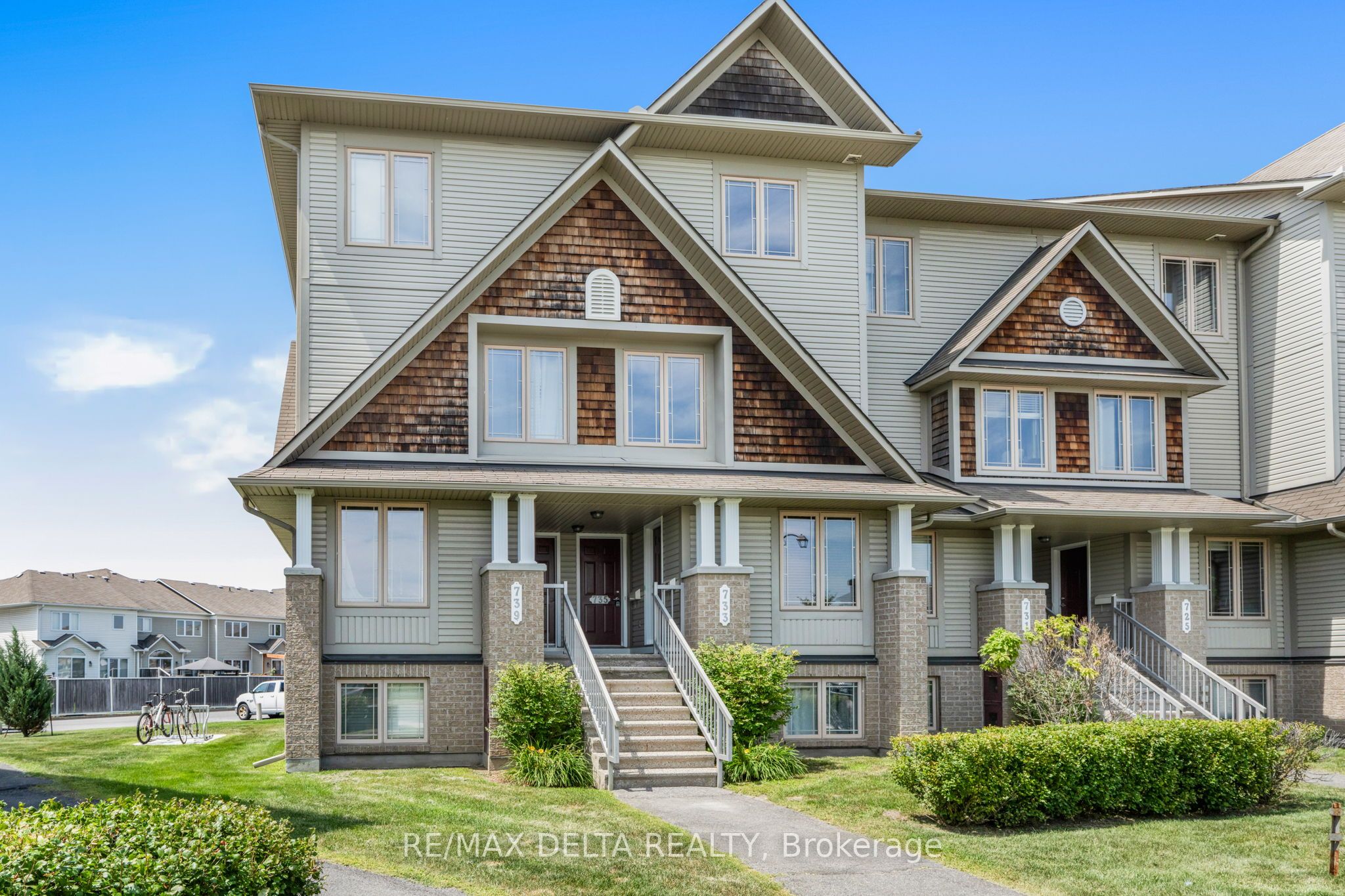 735 Lakeridge Drive E Property Photo 2