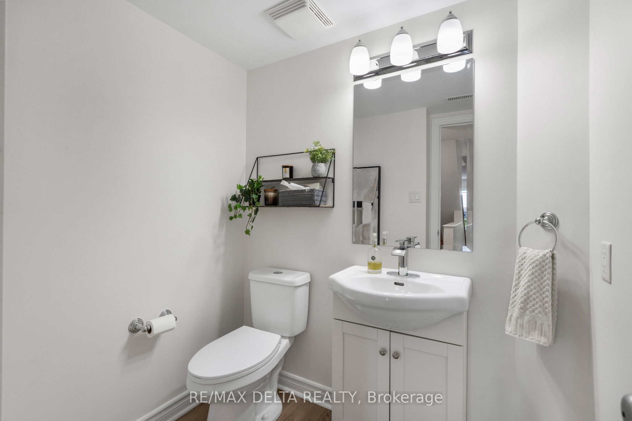 735 Lakeridge Drive E Property Photo 4