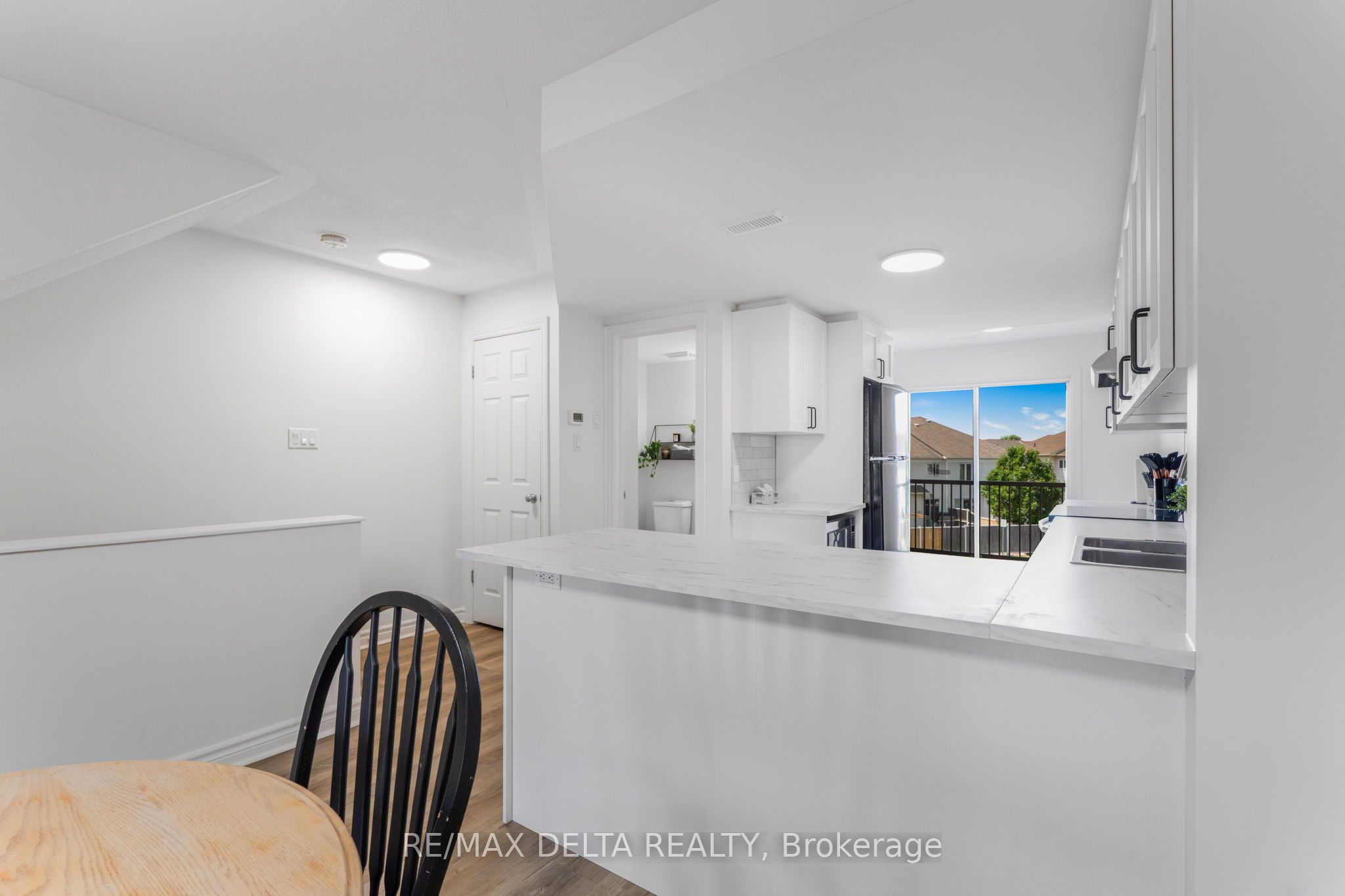 735 Lakeridge Drive E Property Photo 6