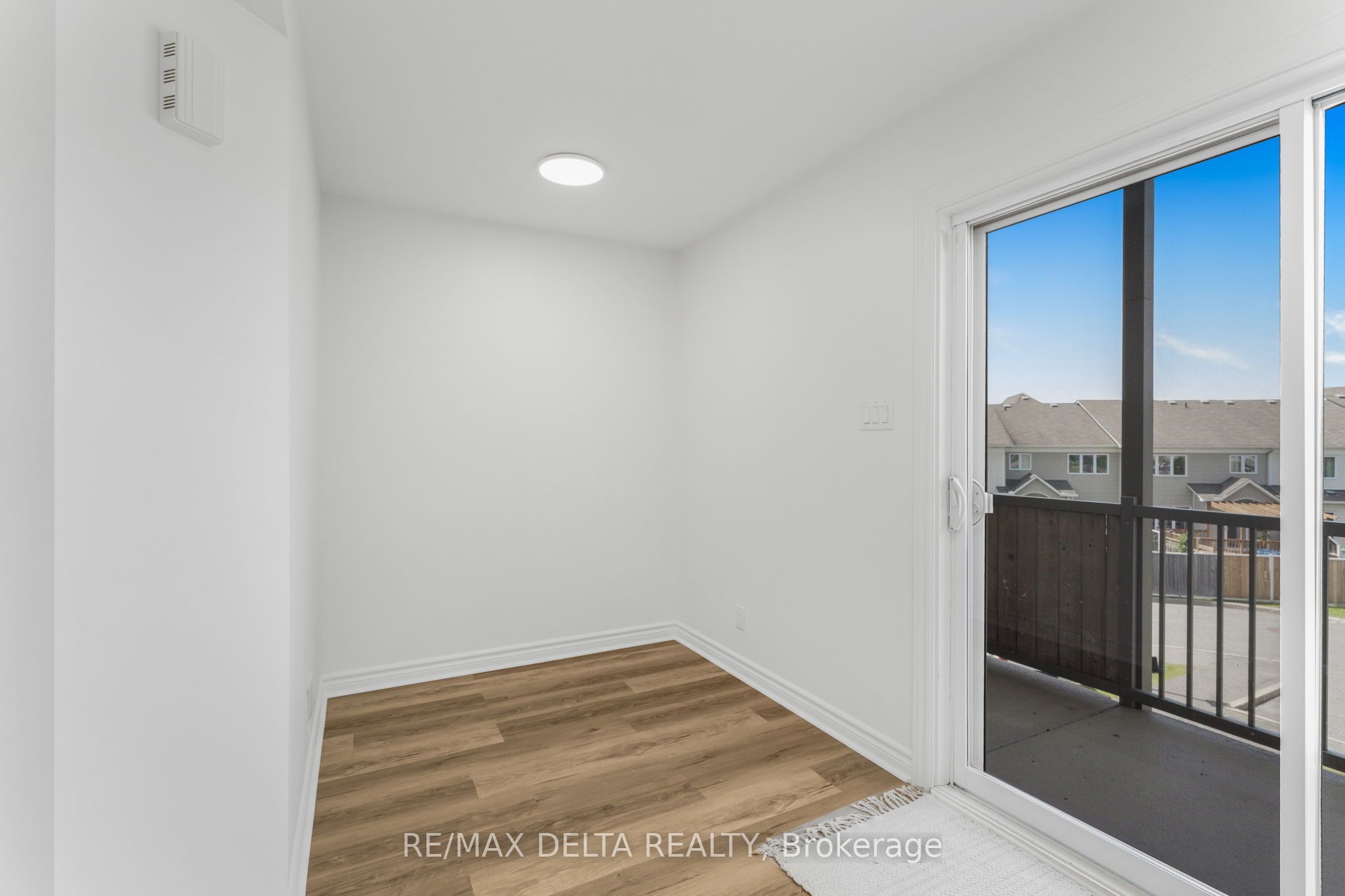 735 Lakeridge Drive E Property Photo 8