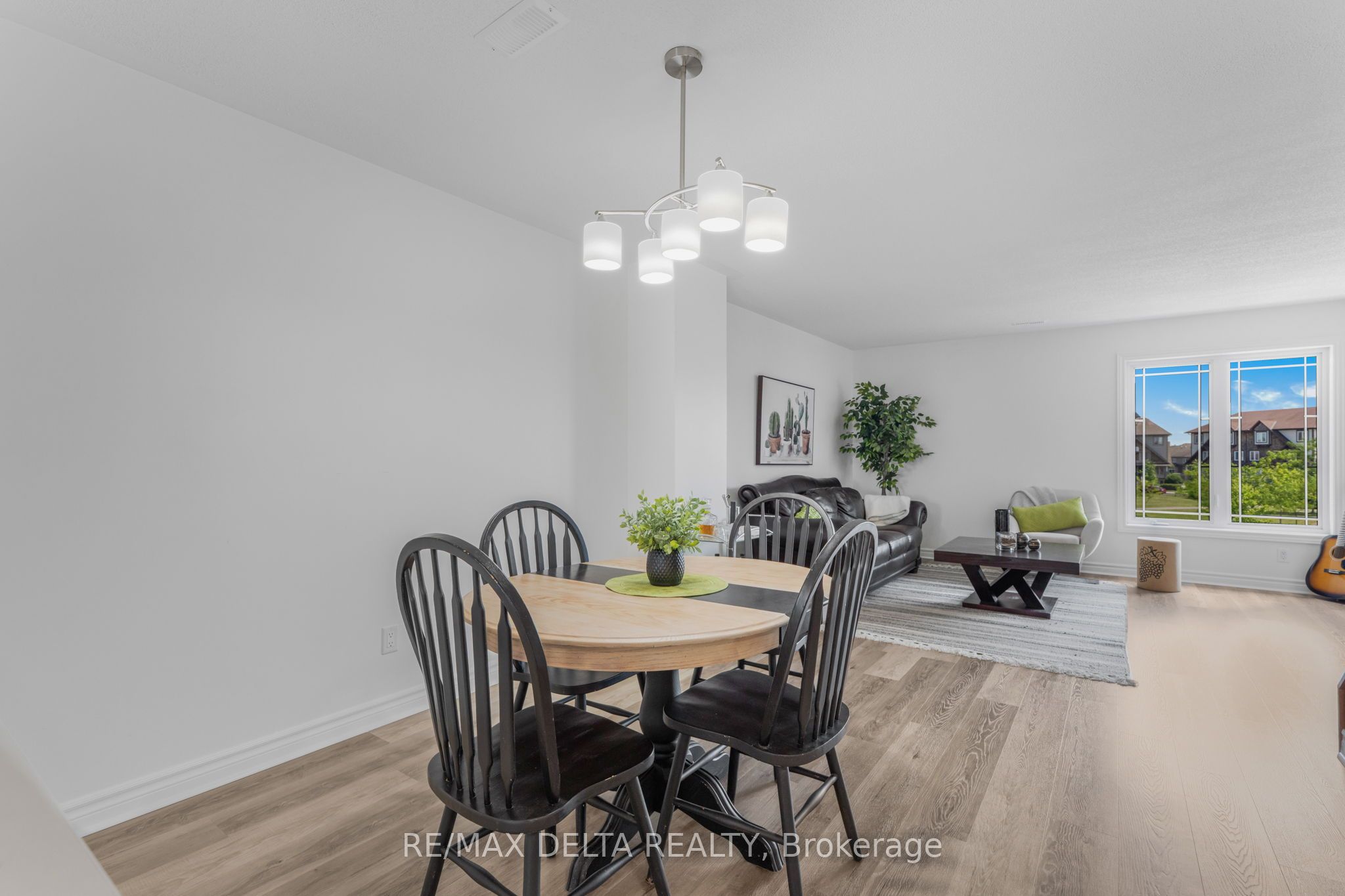 735 Lakeridge Drive E Property Photo 10