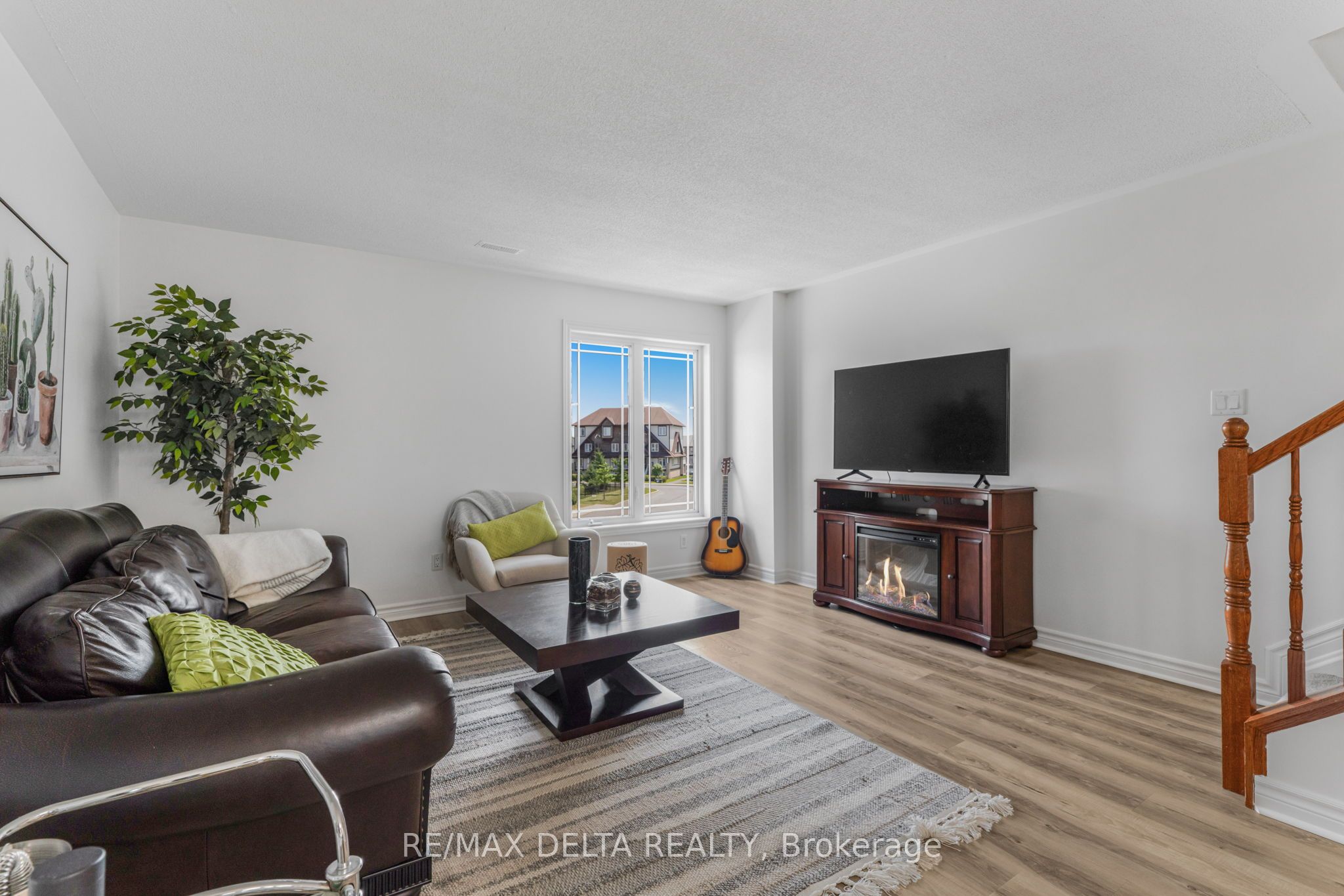735 Lakeridge Drive E Property Photo 15