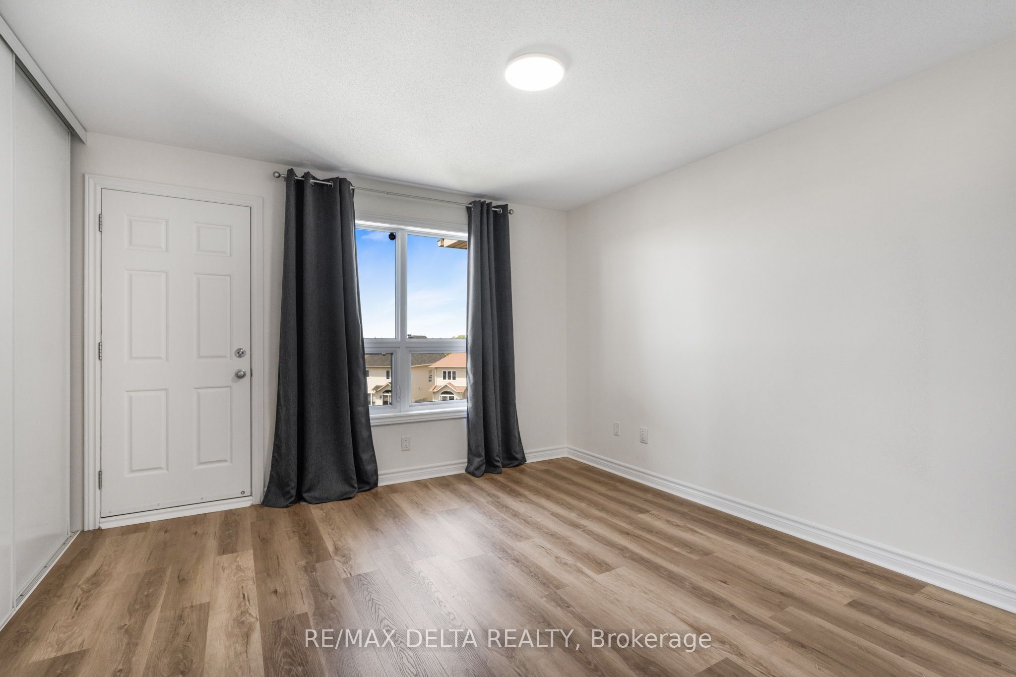 735 Lakeridge Drive E Property Photo 18