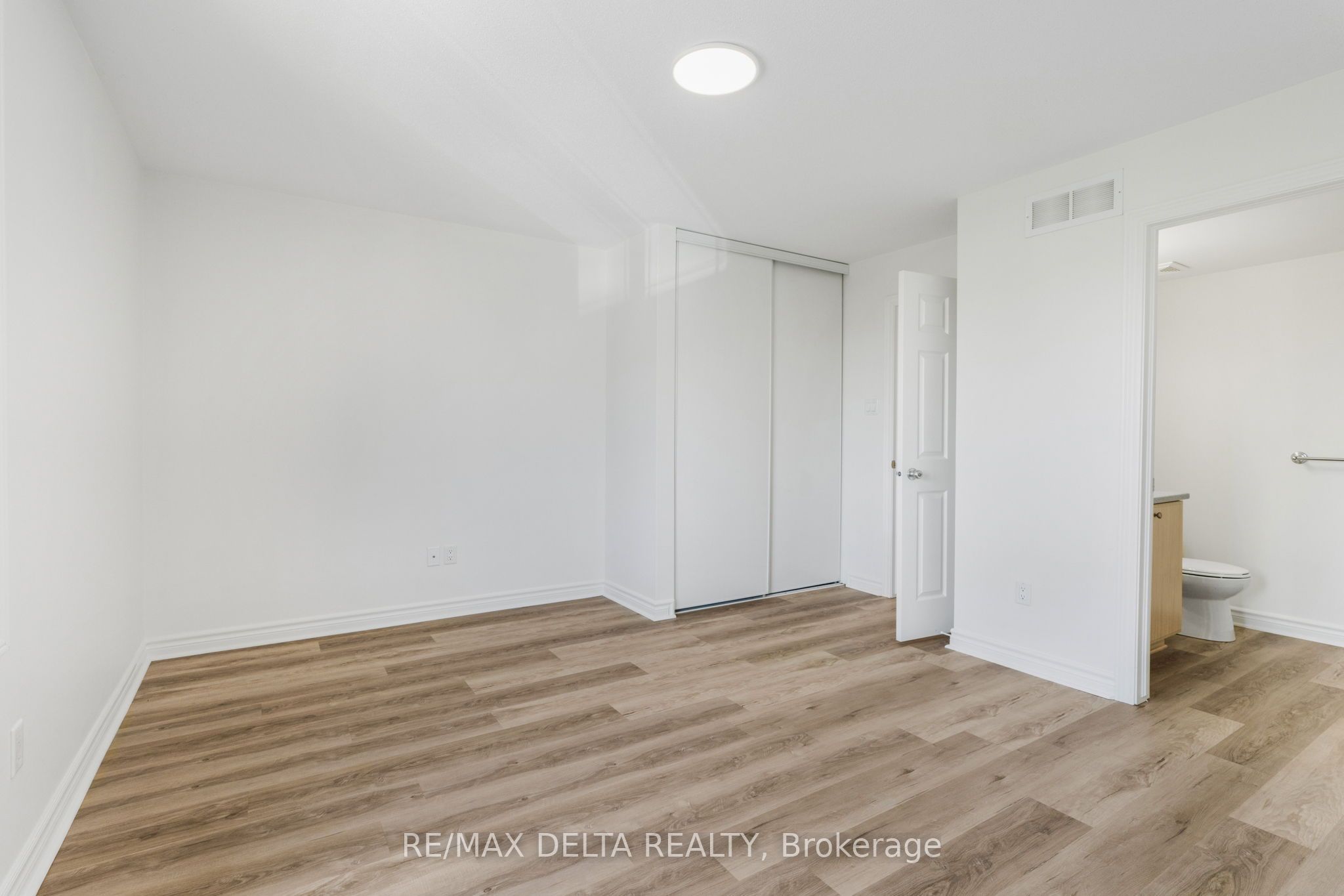 735 Lakeridge Drive E Property Photo 23