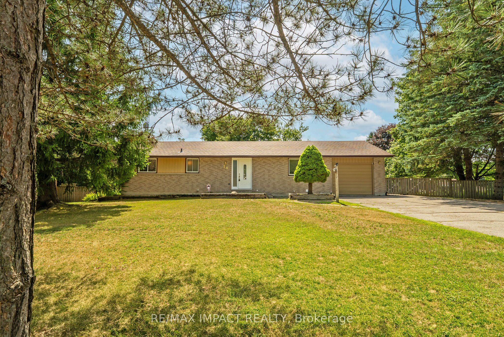 28 Pinewood Crescent Property Photo 1