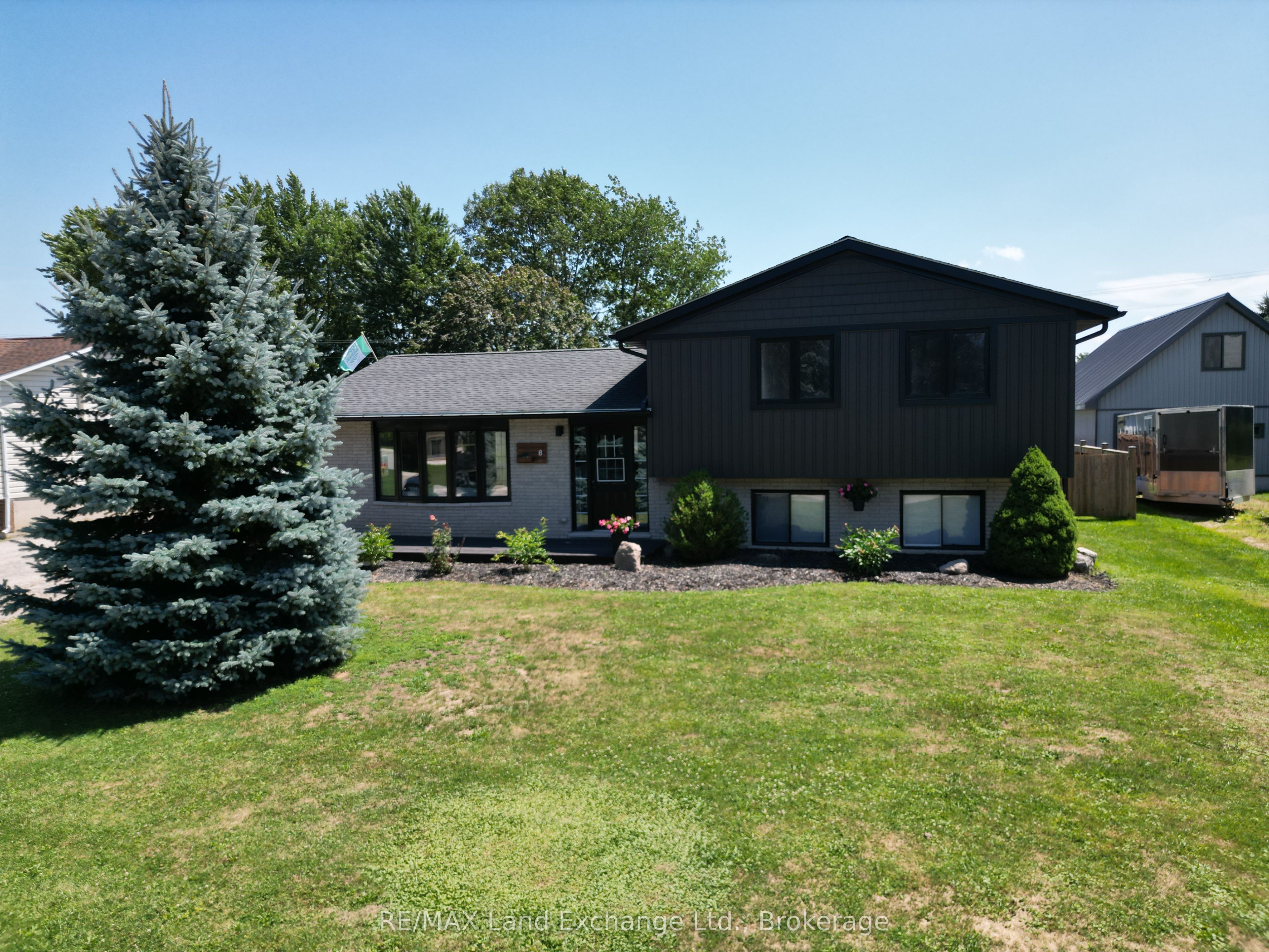 8 William Street N Property Photo 1