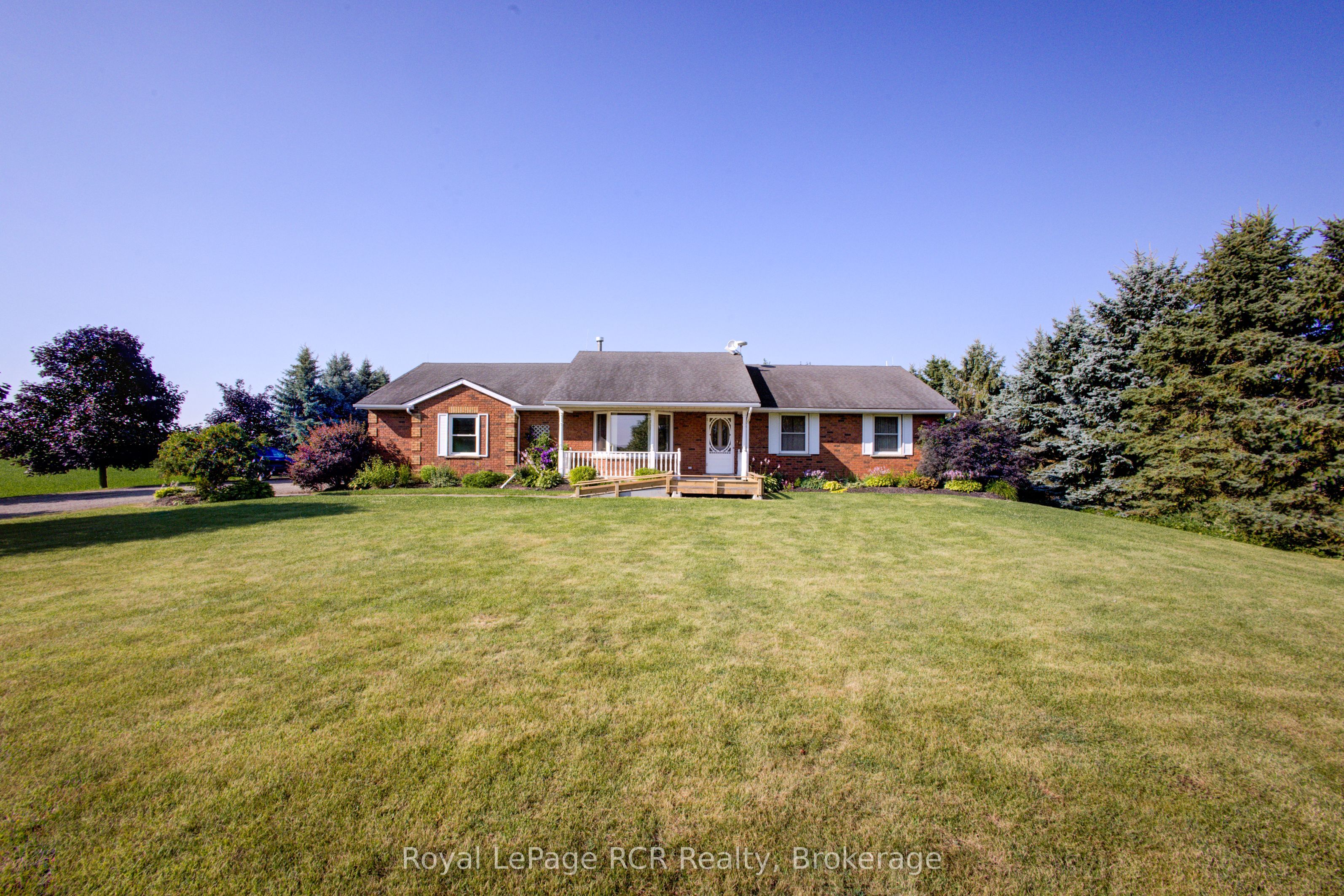7218 16th Line Property Photo 1