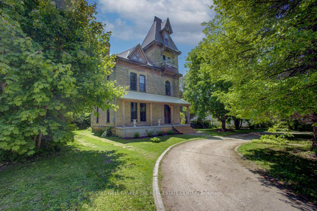 150 Wellington St E Property Photo