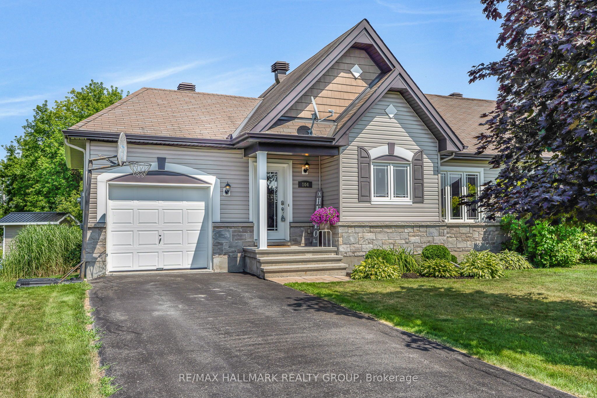 104 Castel Street Property Photo 1