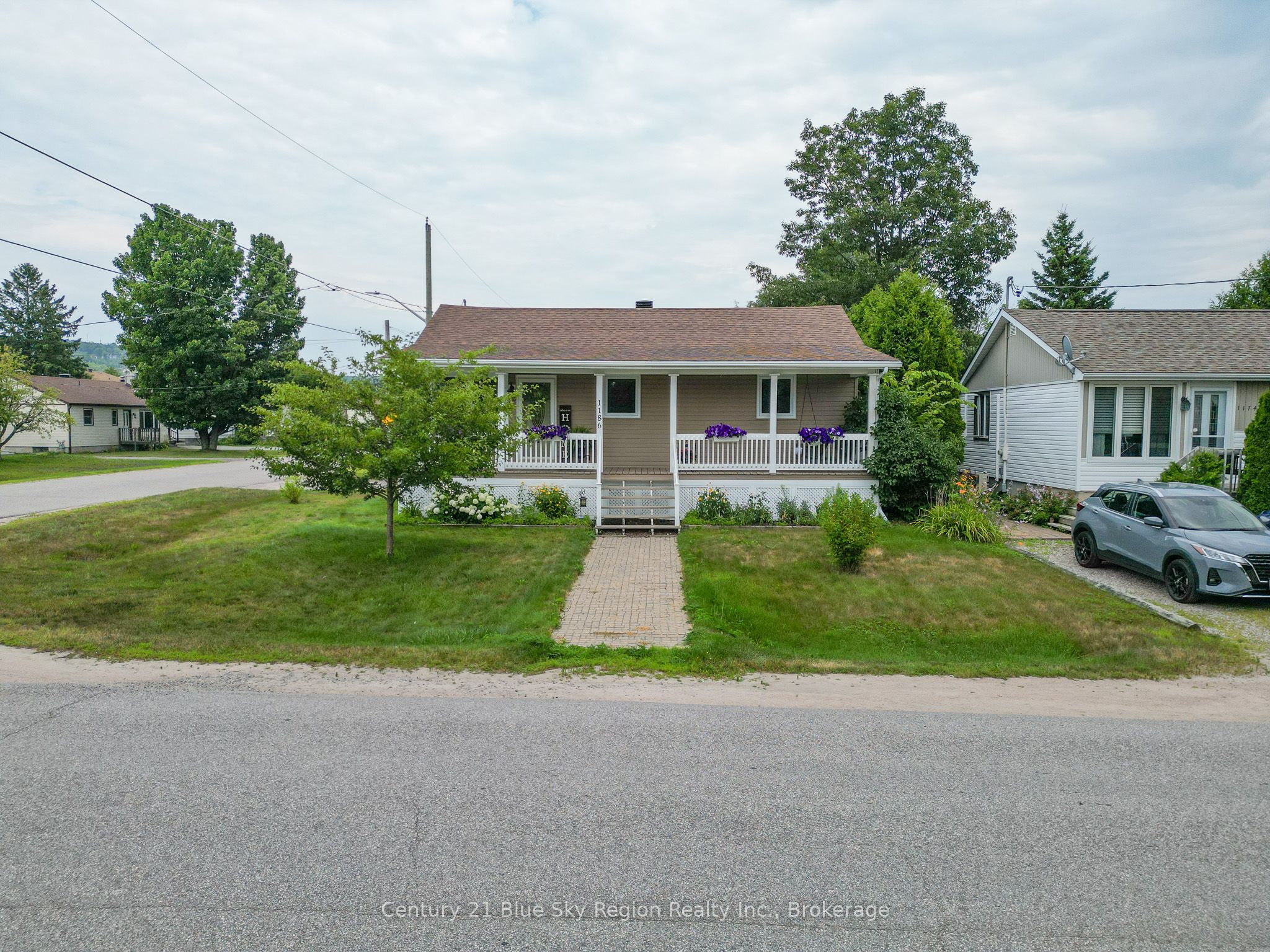 1186 Frost St Property Photo 1