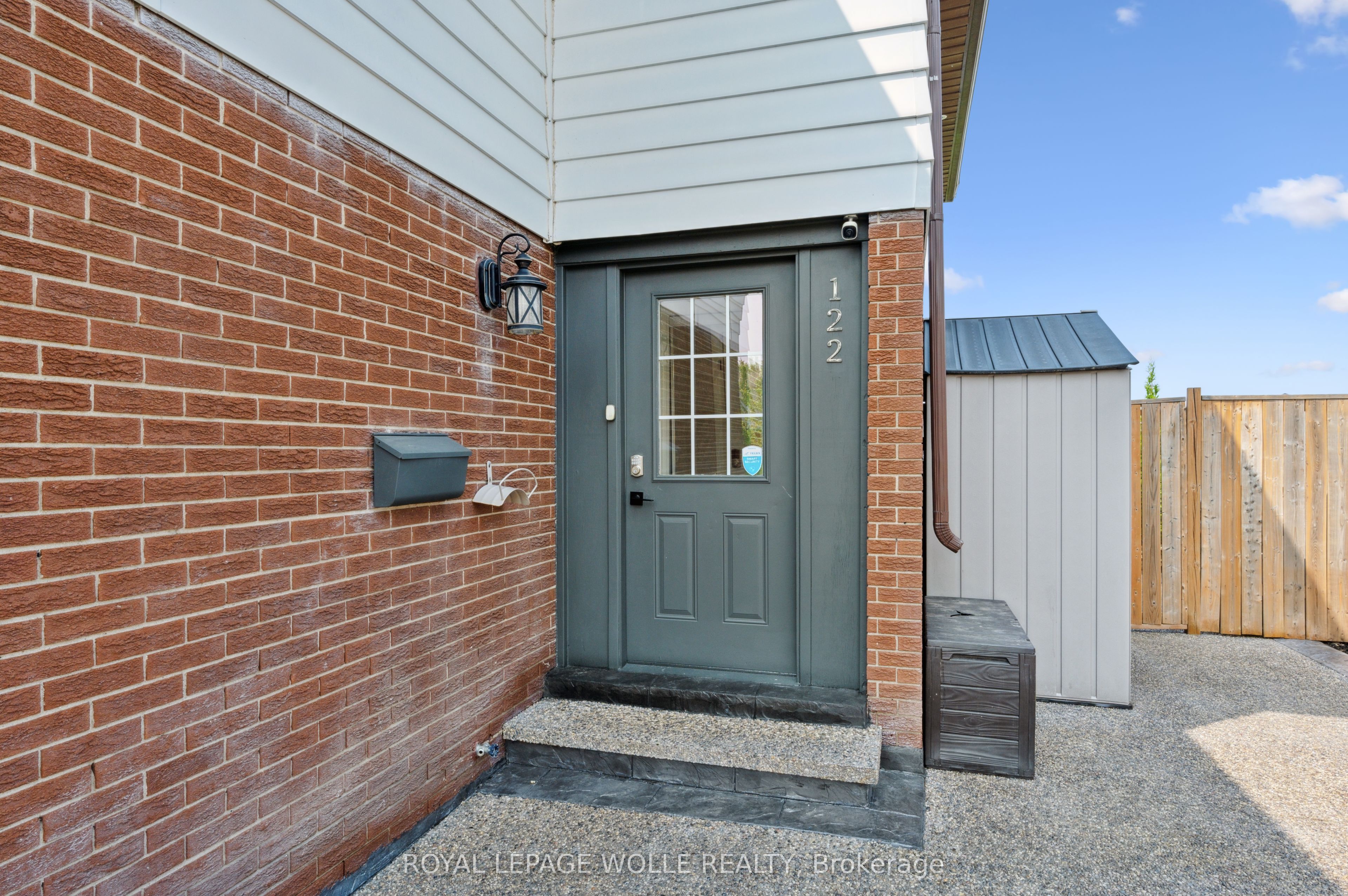 122 Mooregate Cres Property Photo 1