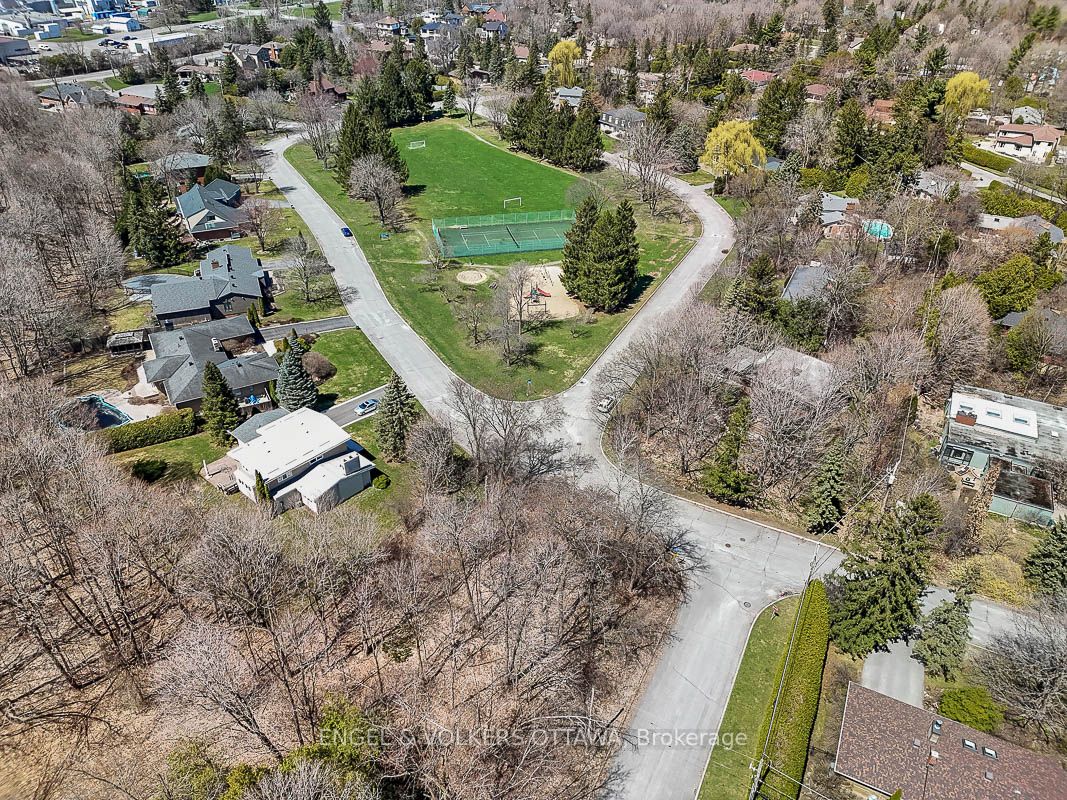 20 Robin Cres Property Photo 6