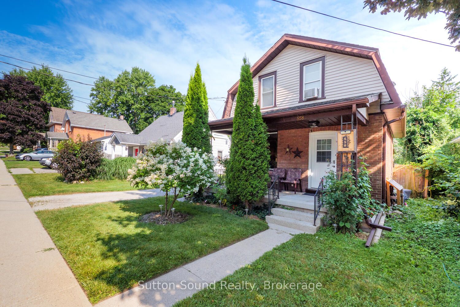 558 13th A Street W Property Photo 1