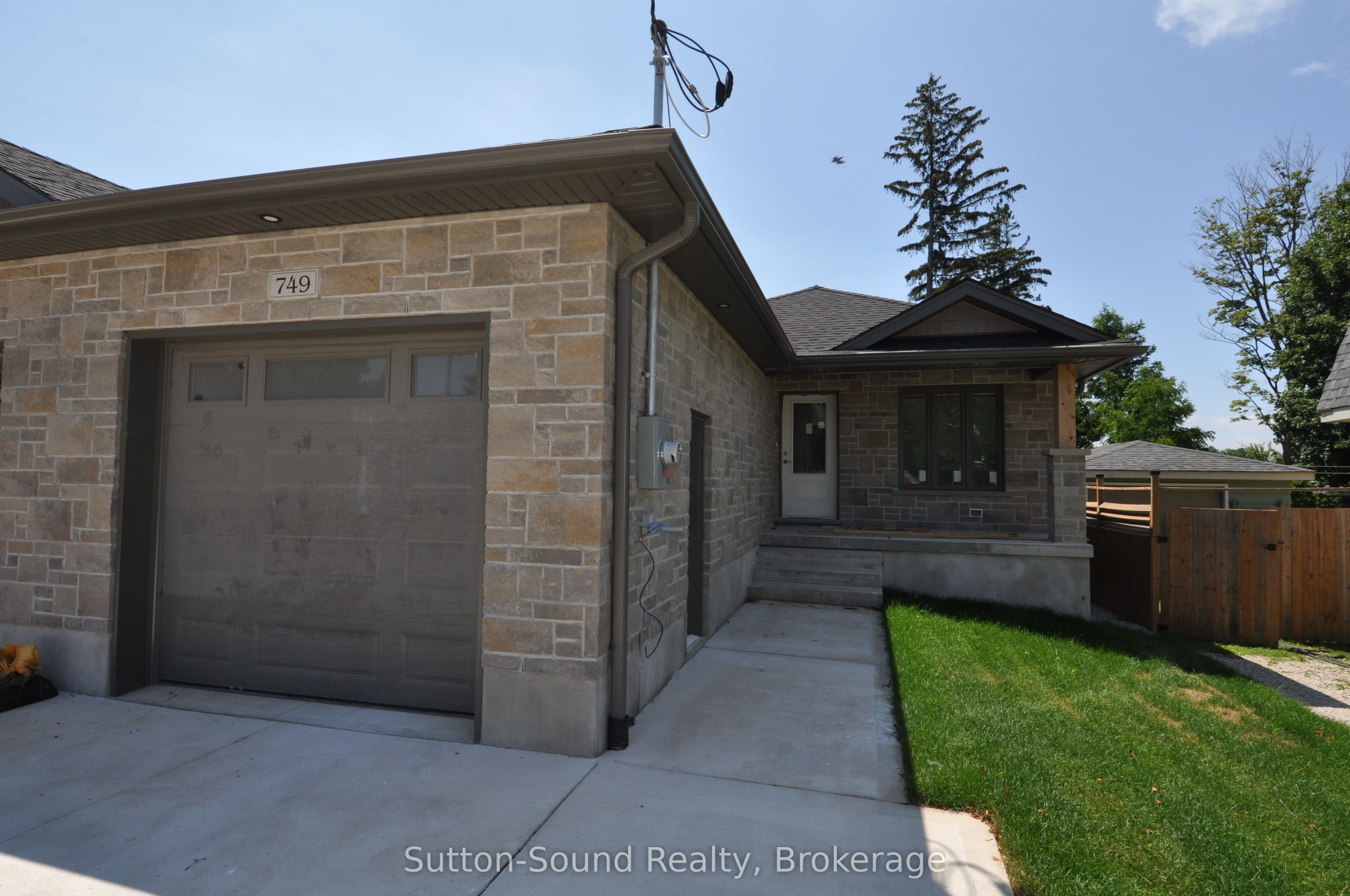 749 15th St E Property Photo 1