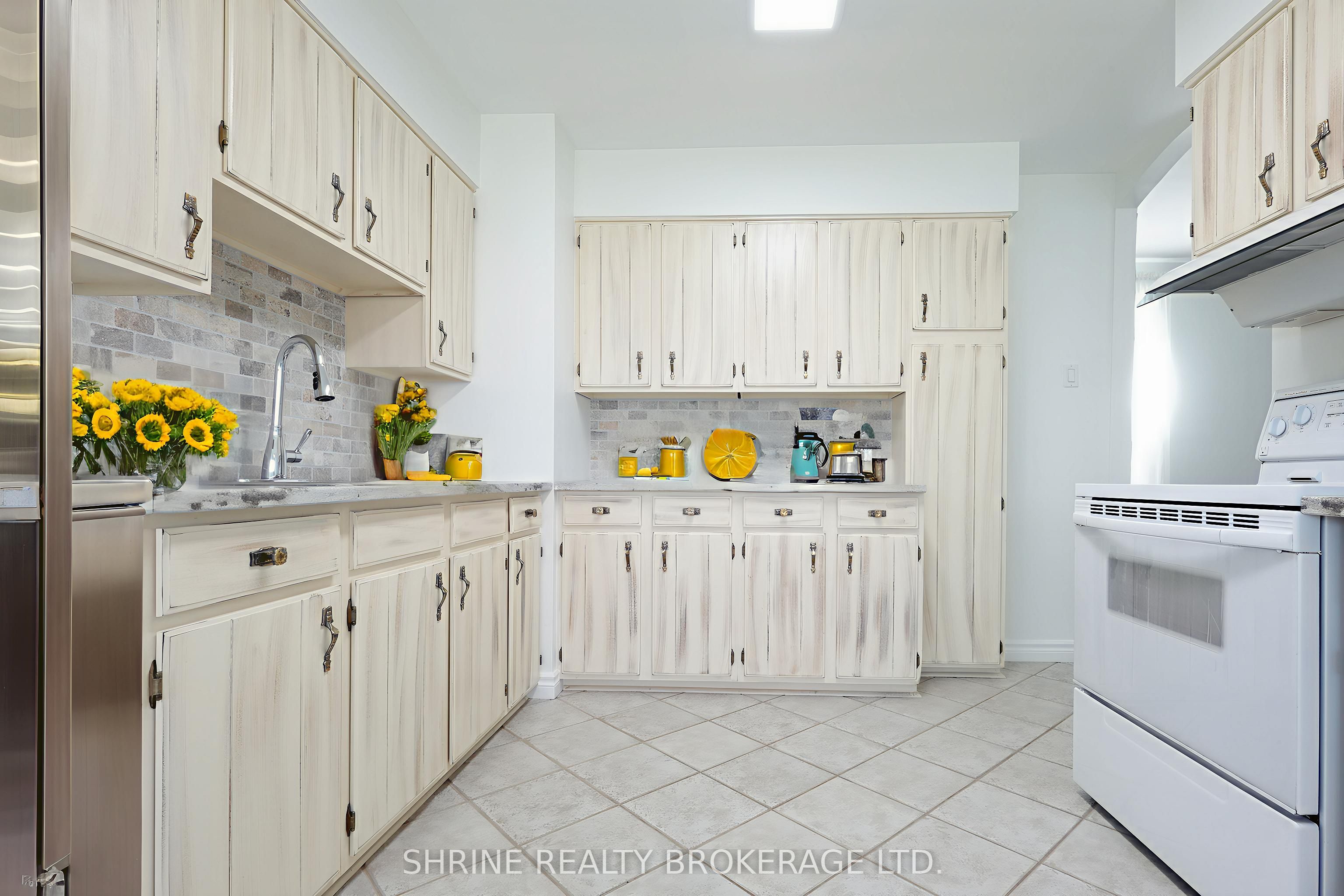 853 Queens Avenue Property Photo 3
