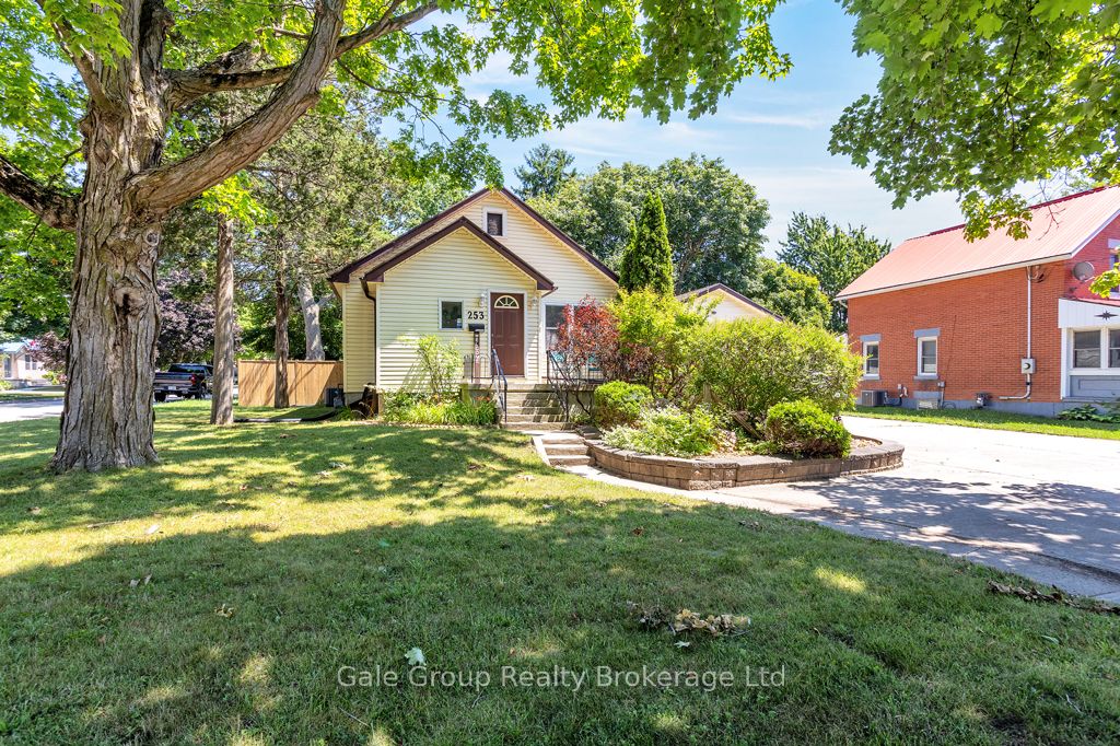 253 John Street N Property Photo 1