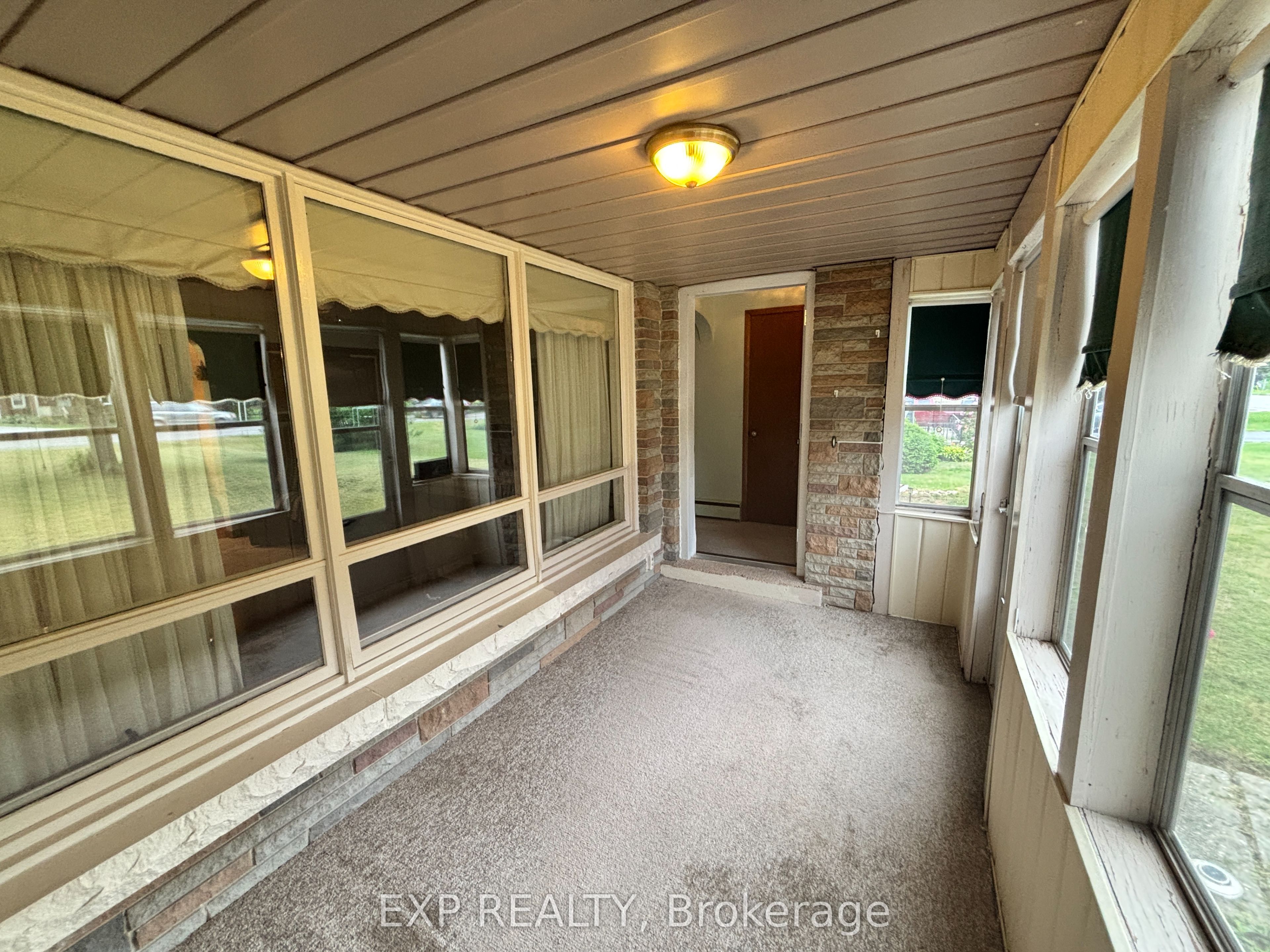 517 Norfolk Street S Property Photo 6