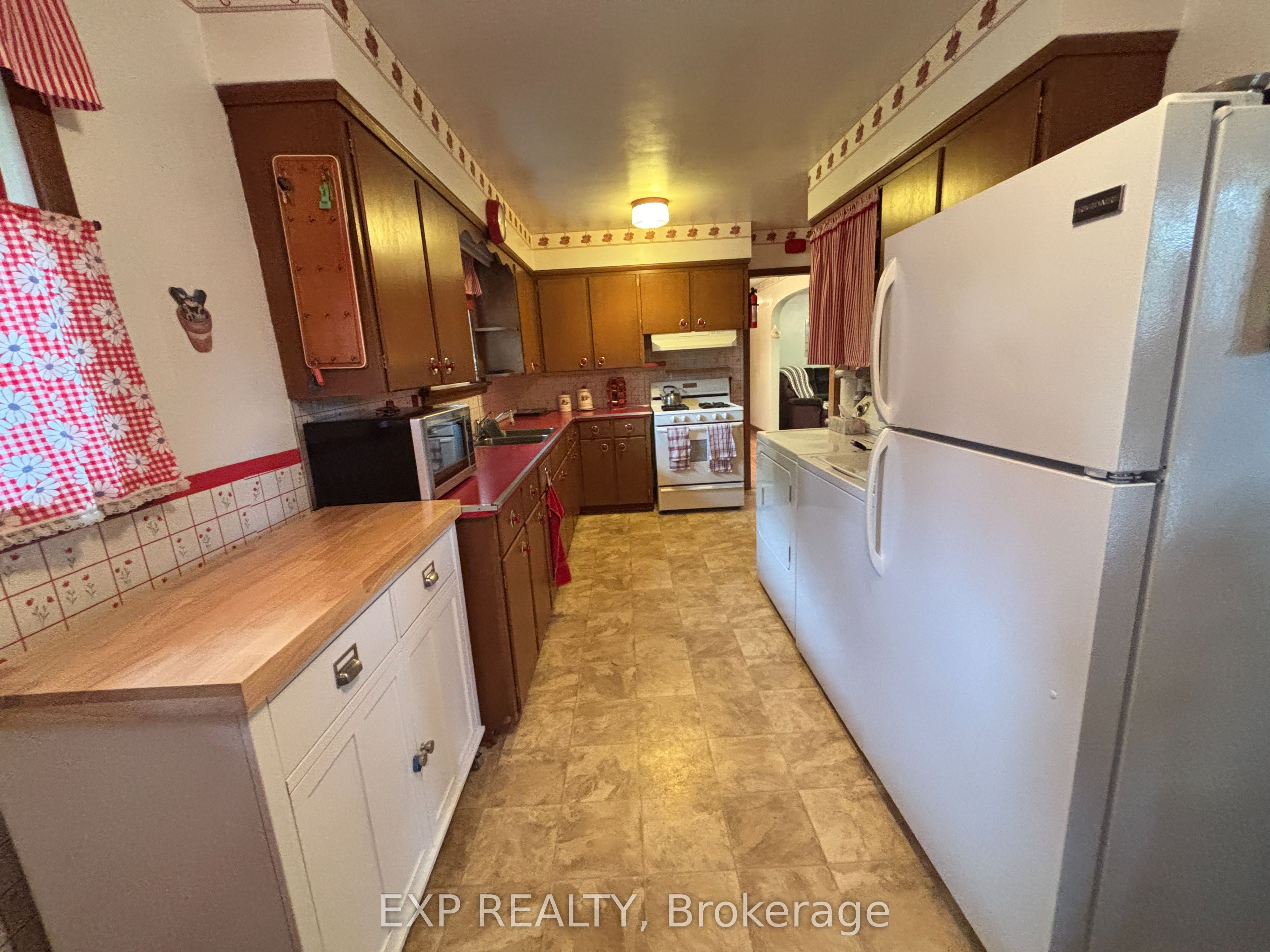 517 Norfolk Street S Property Photo 7