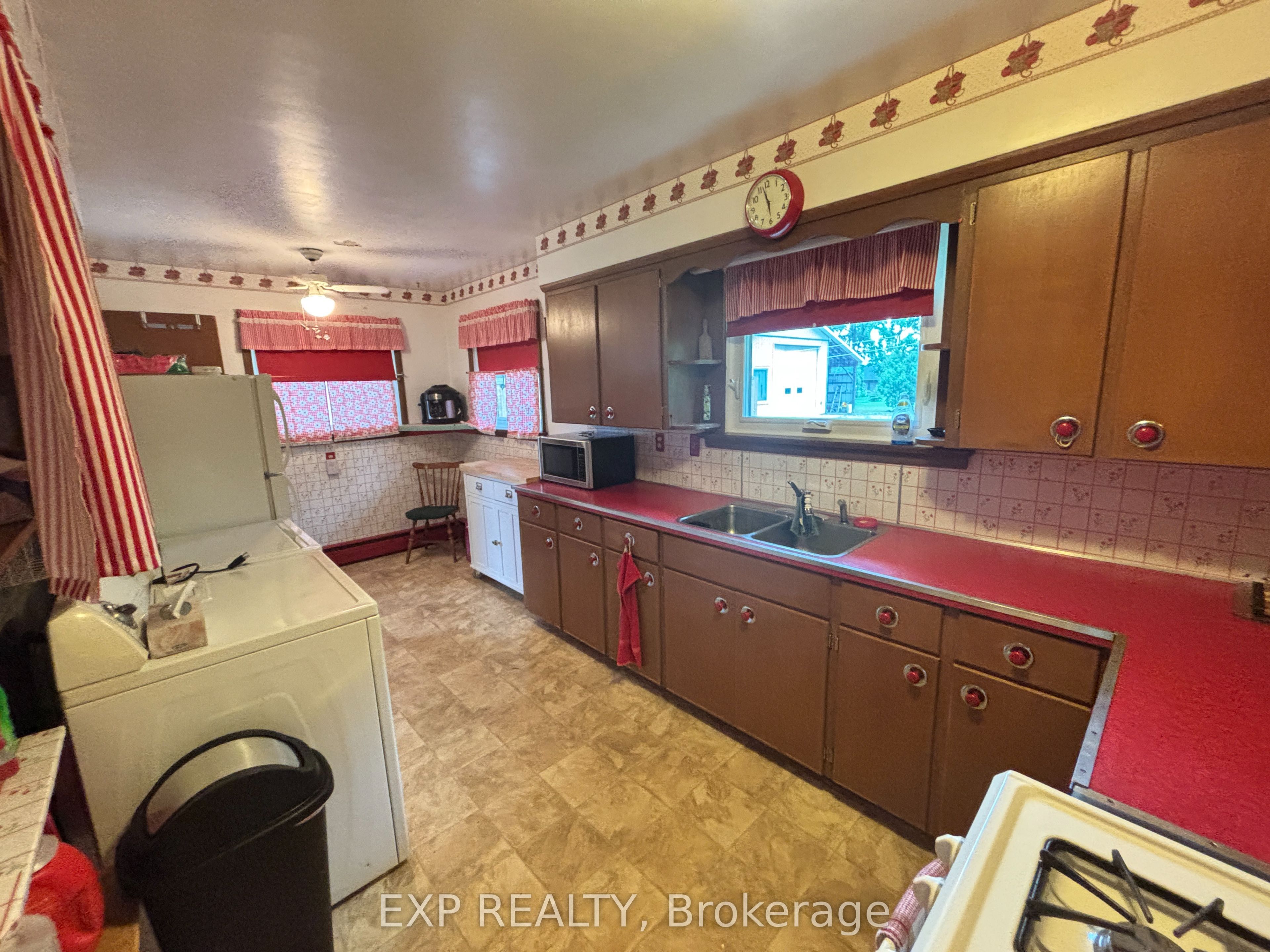 517 Norfolk Street S Property Photo 8