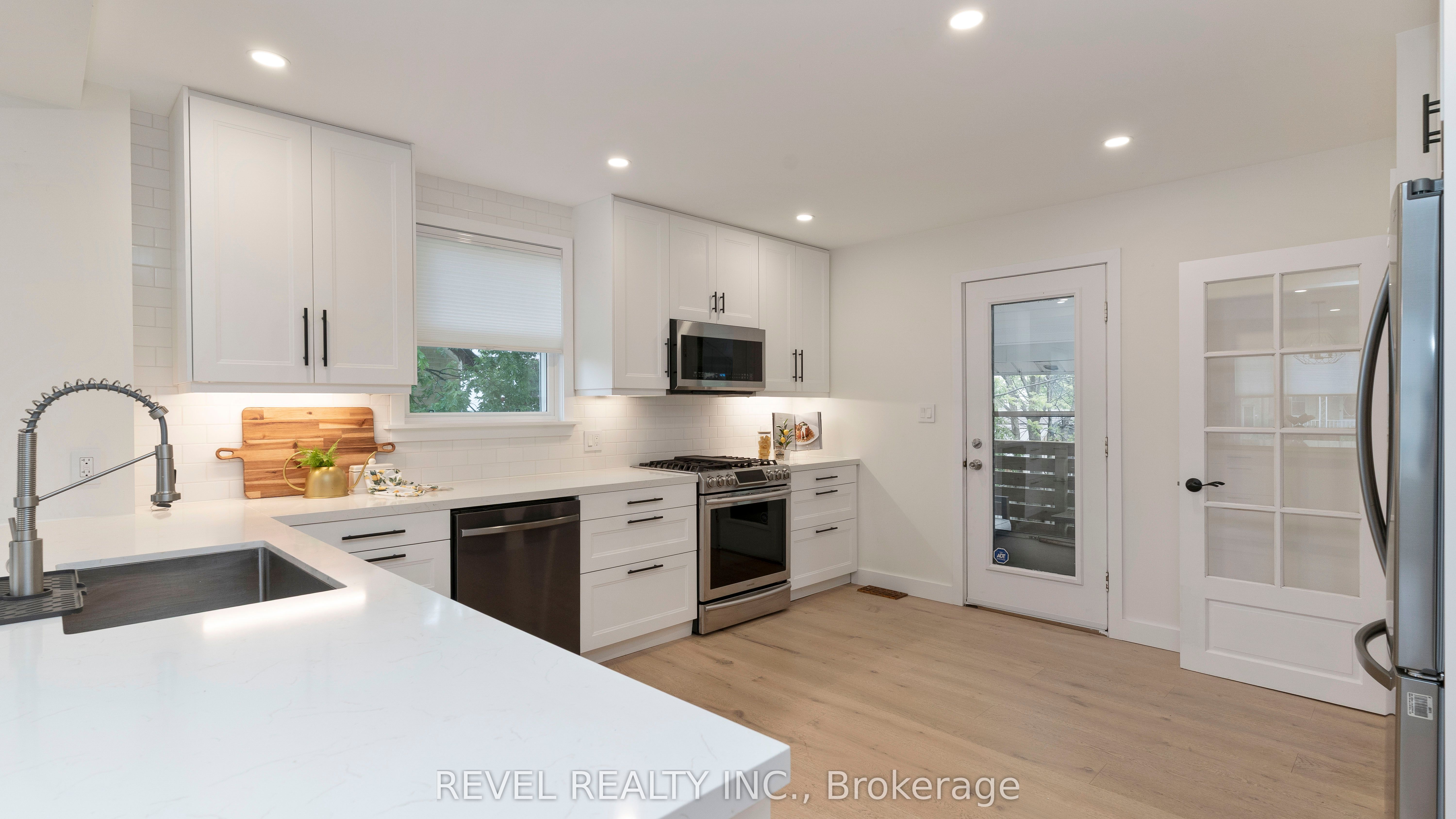 15 Victoria Avenue E Property Photo 17