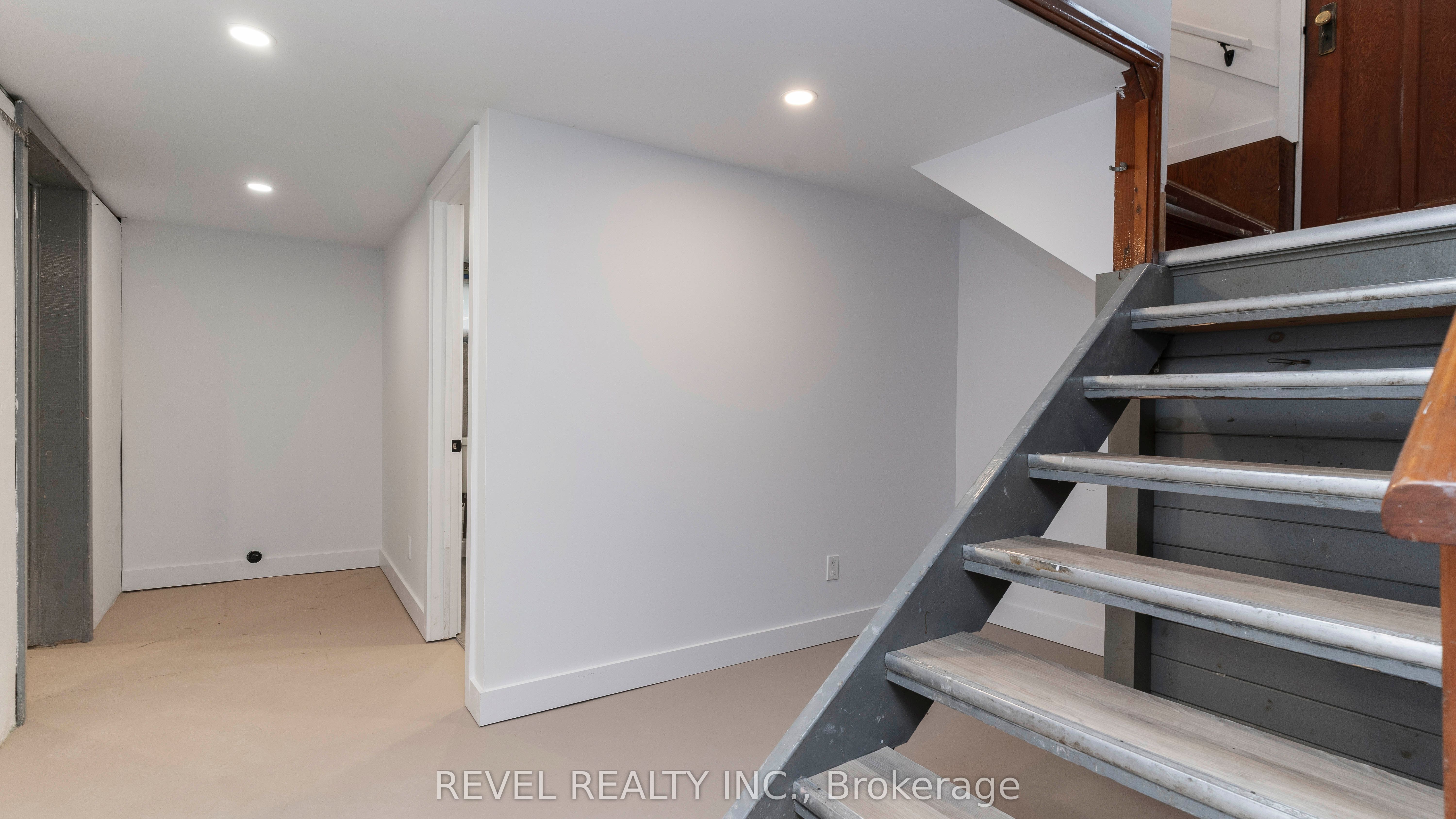 15 Victoria Avenue E Property Photo 35