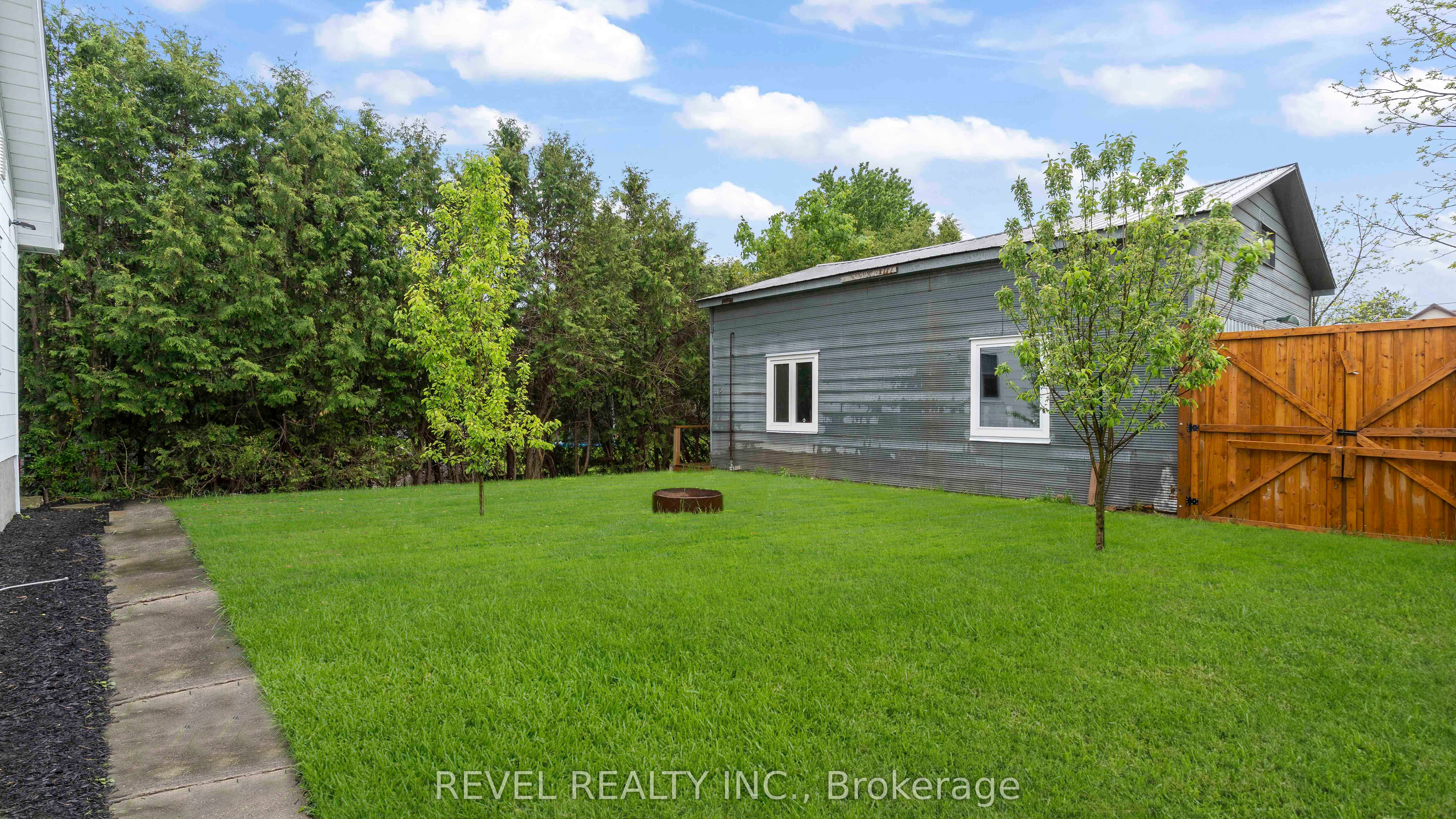 15 Victoria Avenue E Property Photo 44