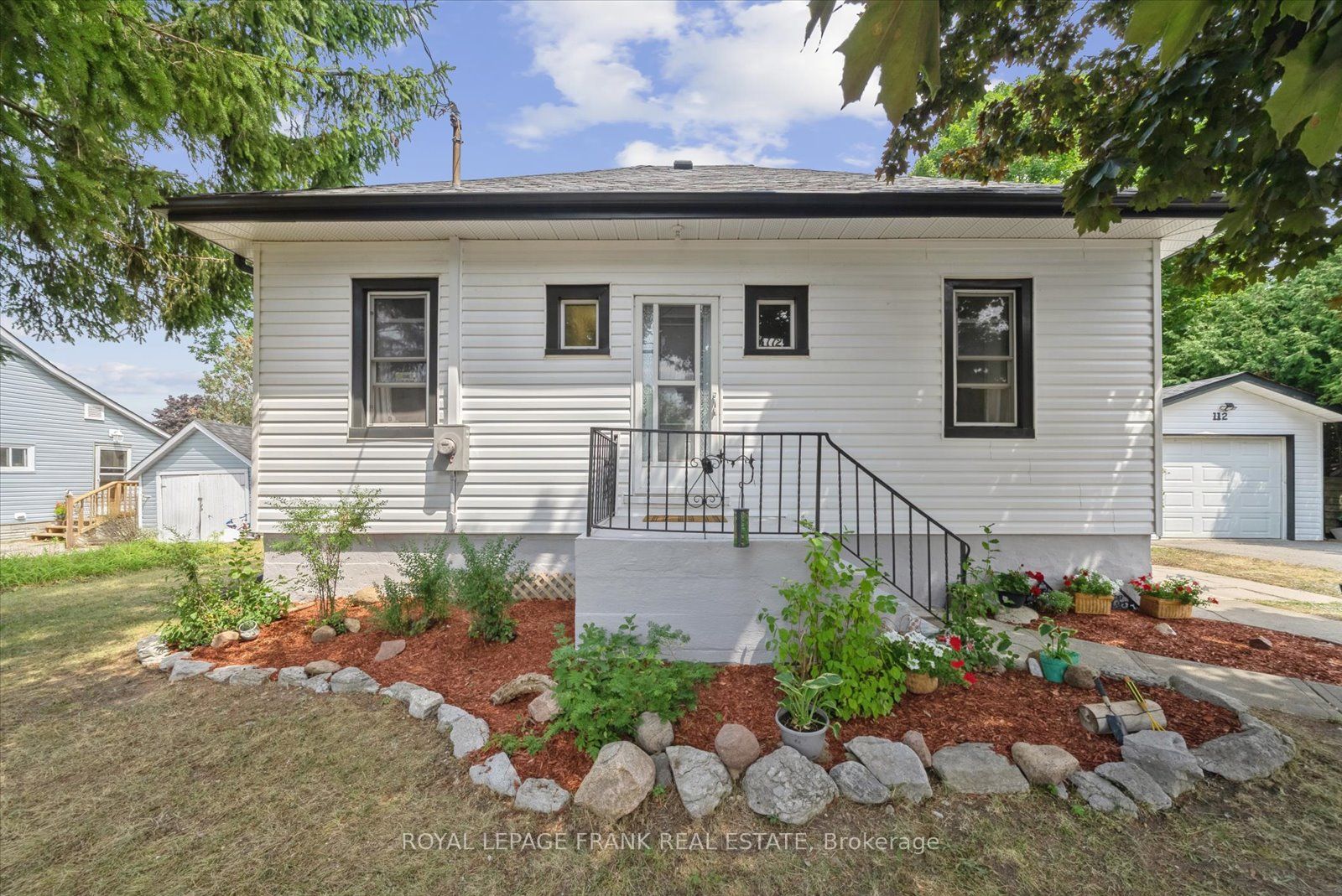 112 Albert St N Property Photo 1