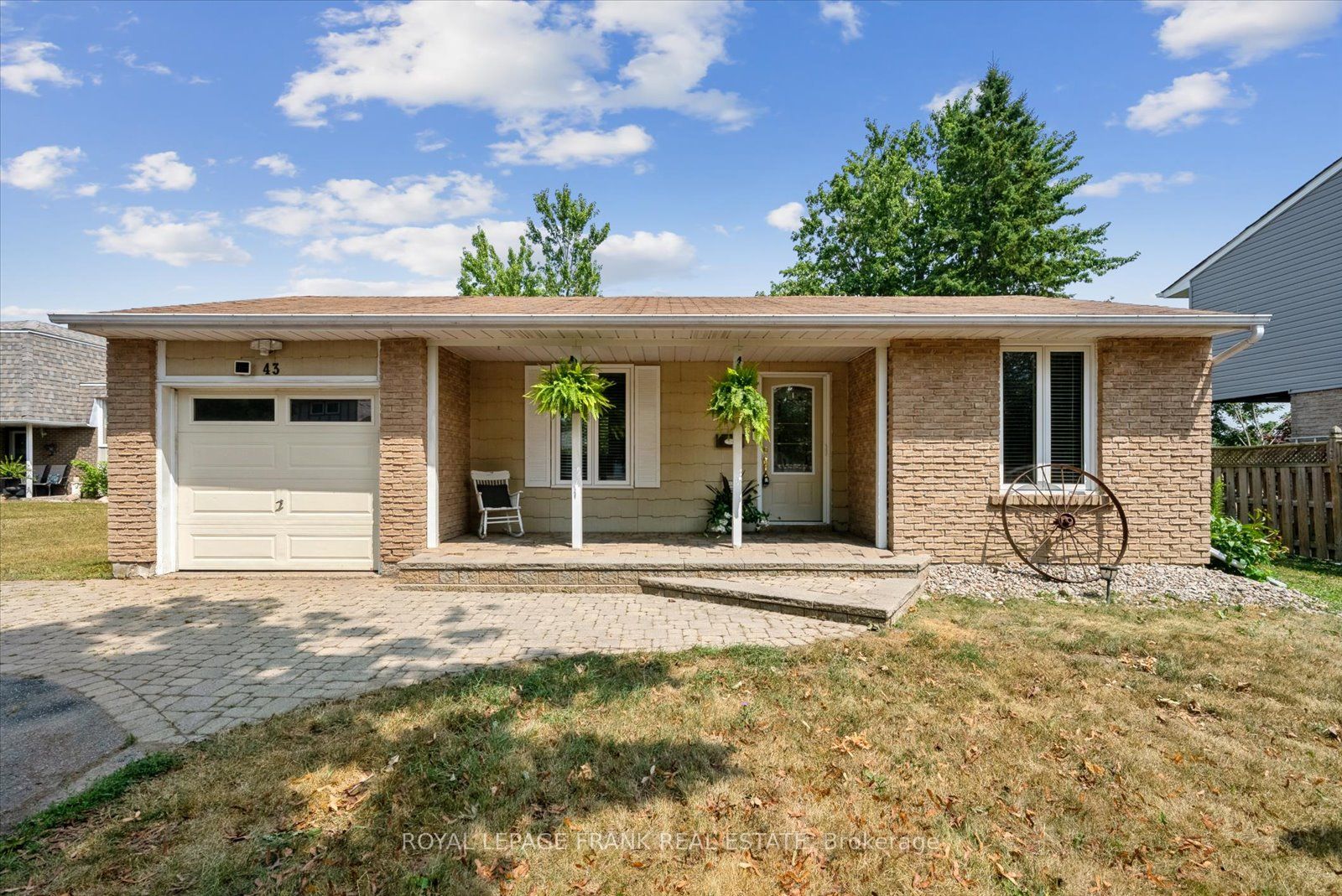 43 Elaine Dr Property Photo 1