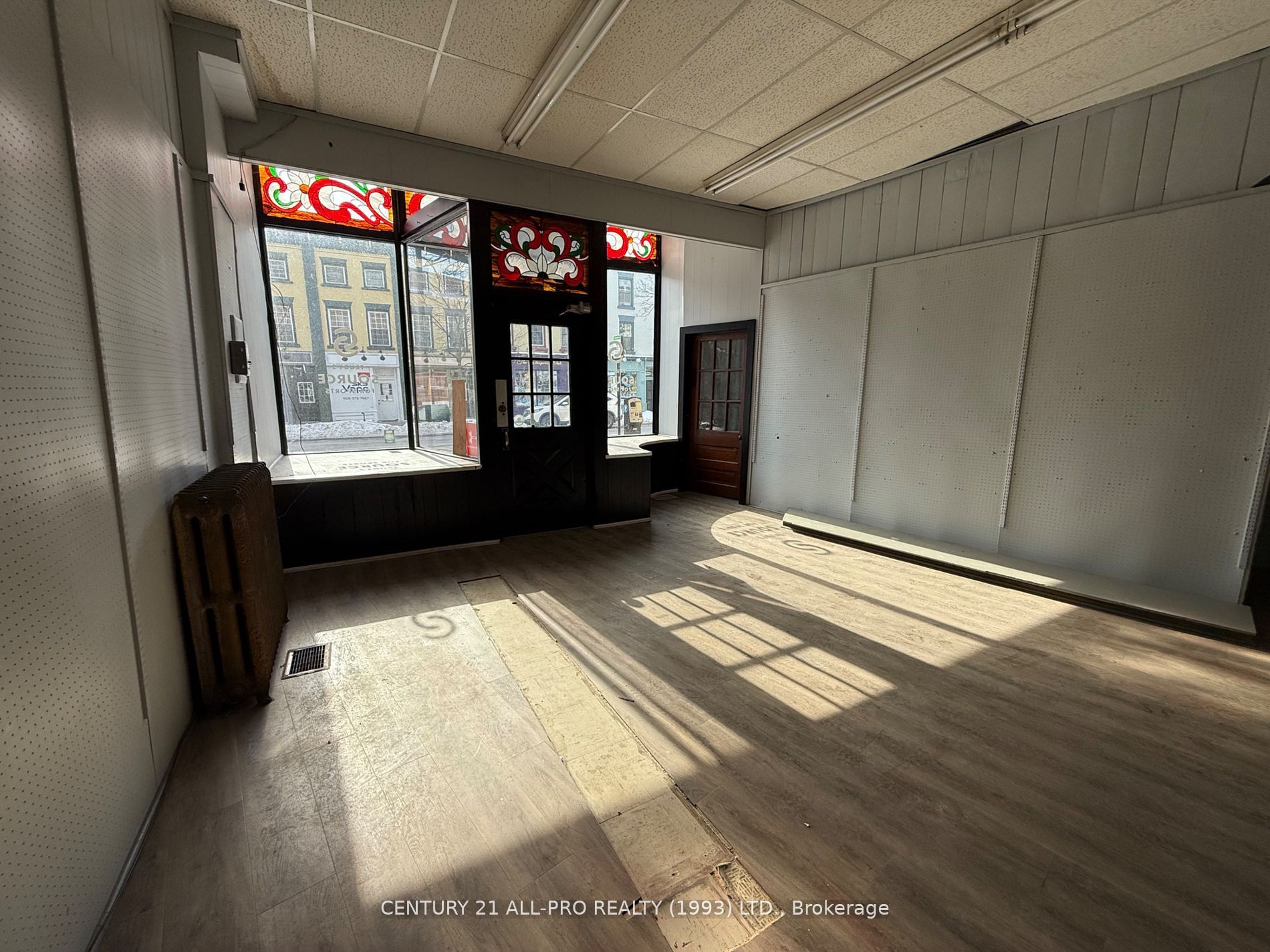 84 King Street W Property Photo 1