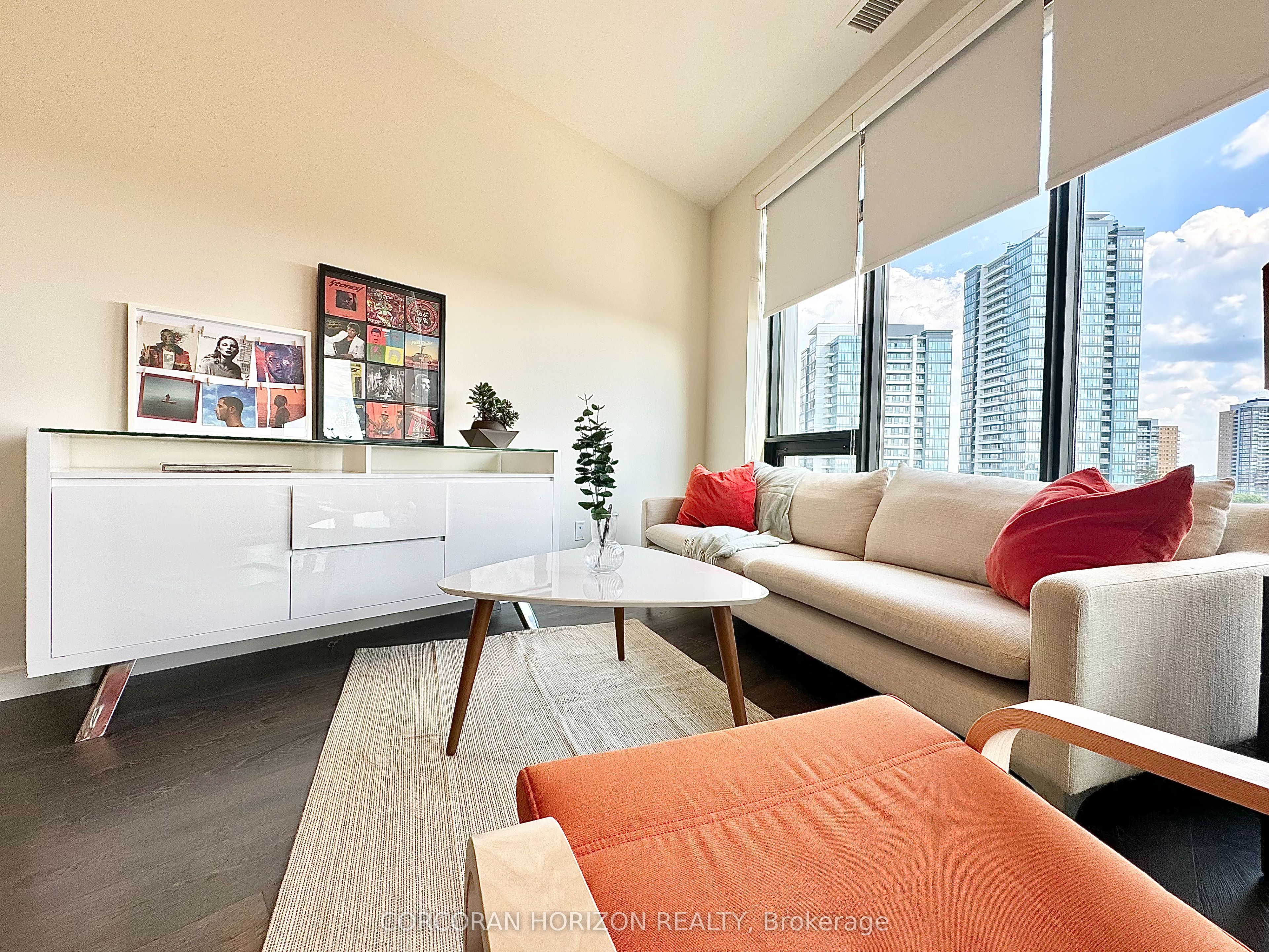 690 King St W Property Photo 1