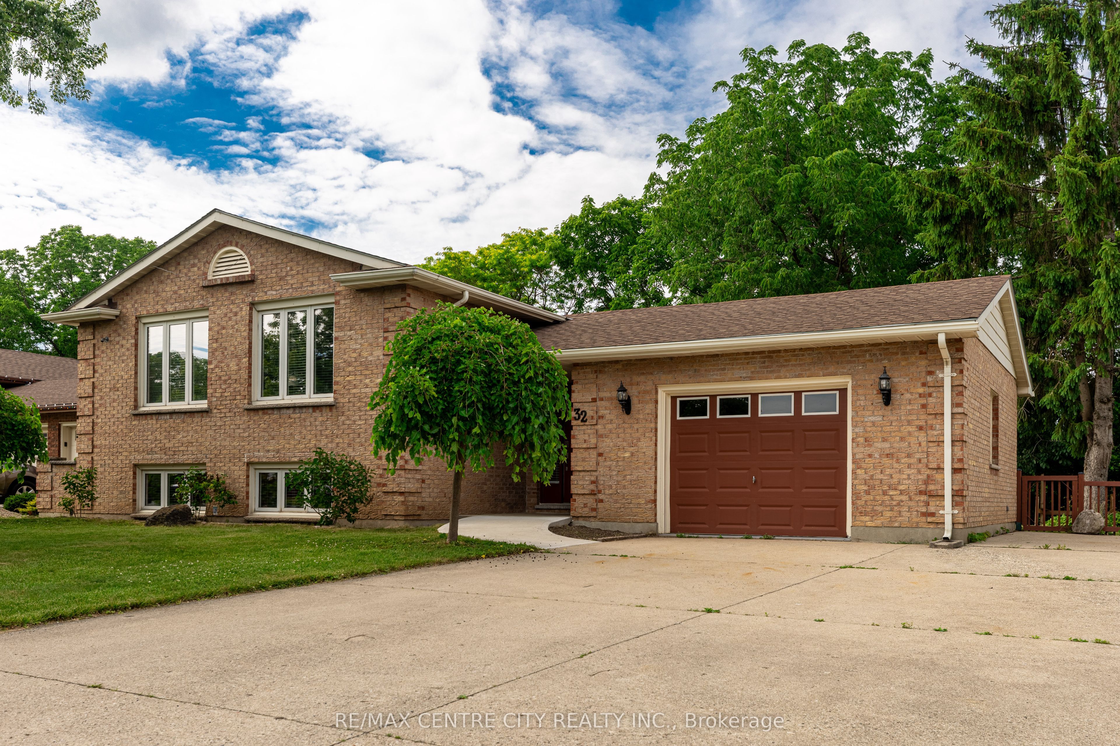 32 Lakeview Circle Property Photo 1