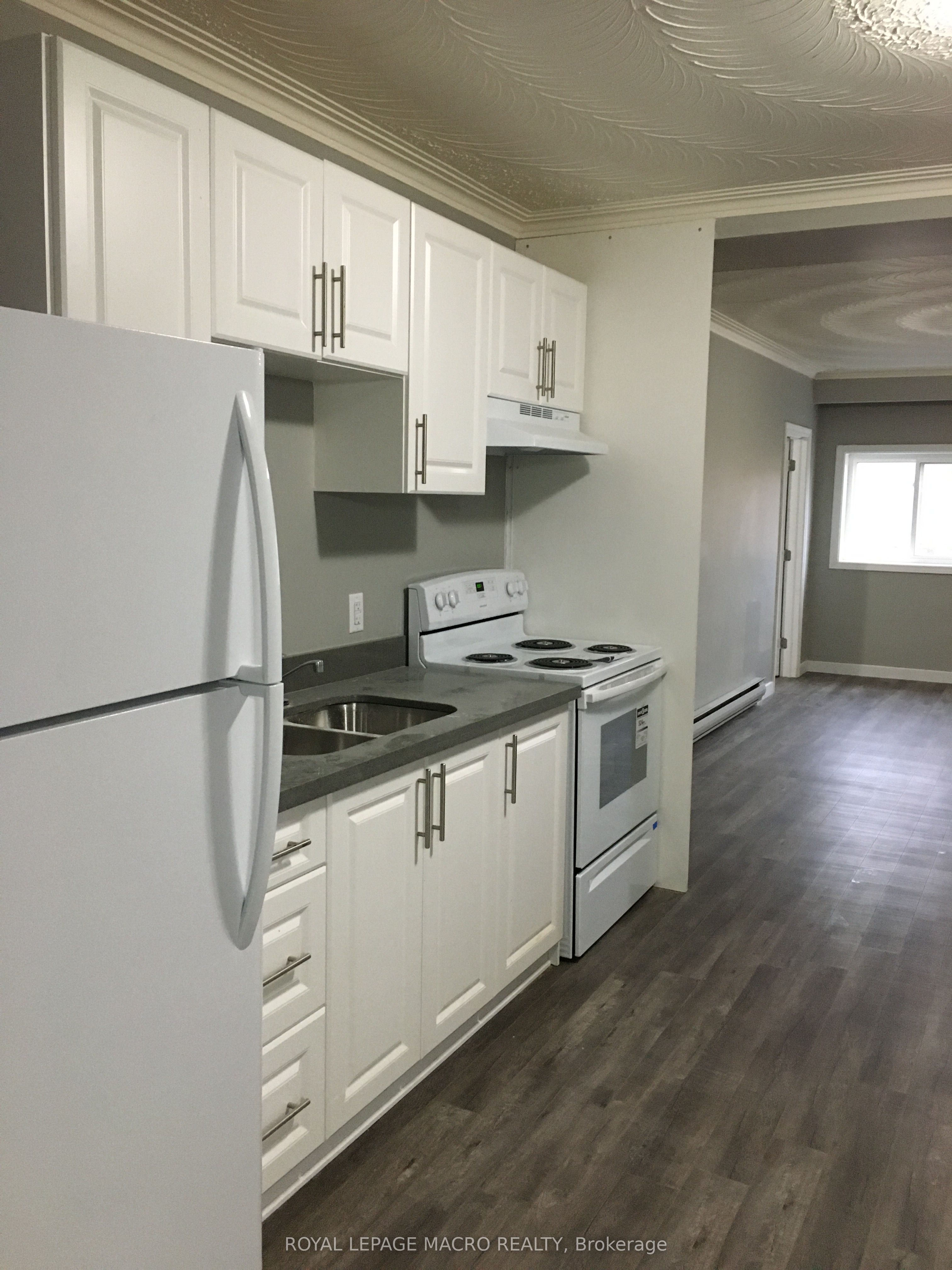 162 Parkdale Ave N Property Photo 3