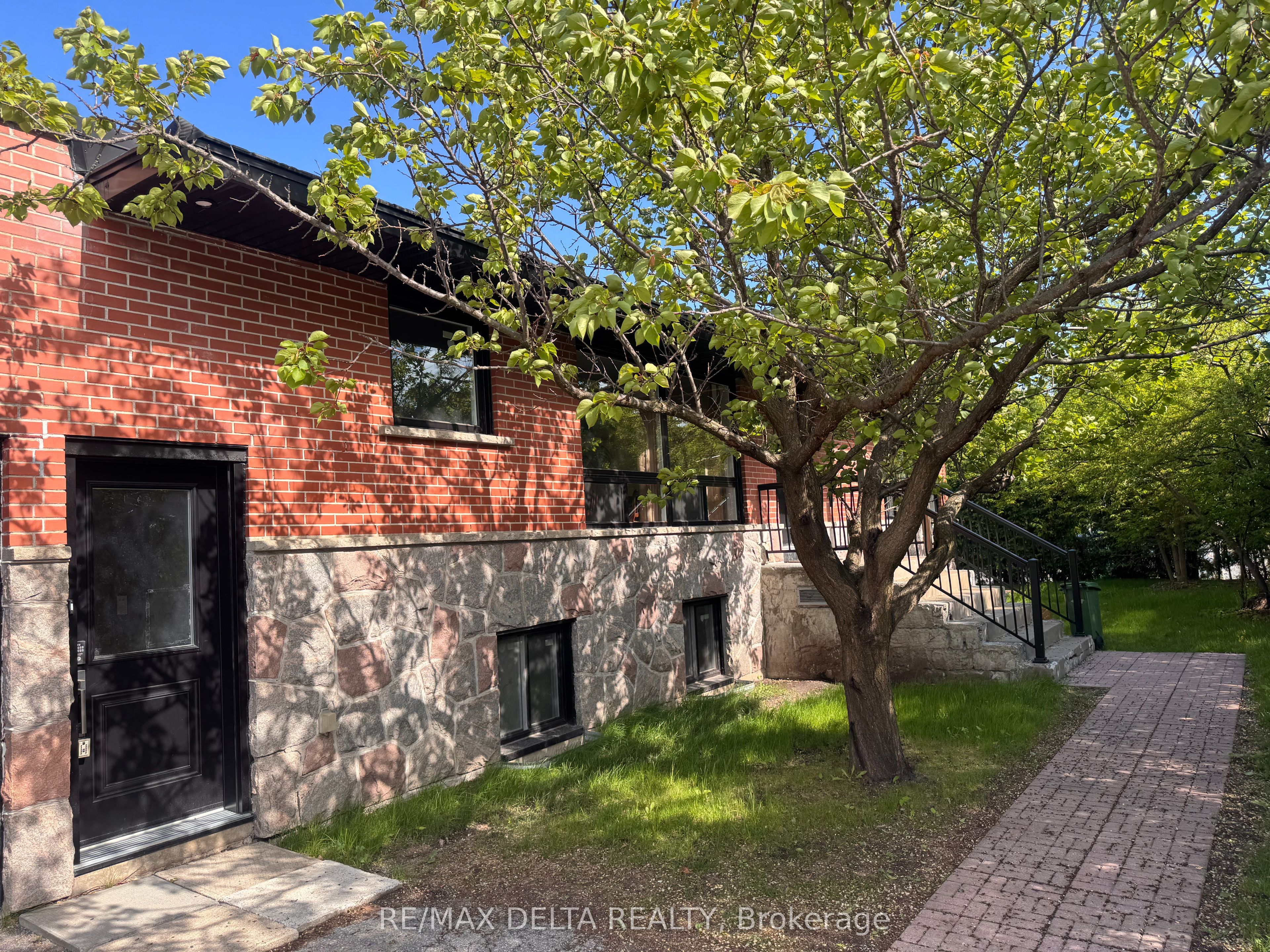 981 Lola Street E Property Photo 1