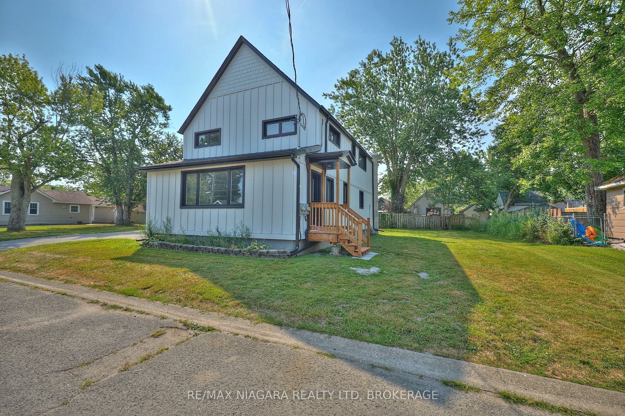 19 Maccabee Ave Property Photo 1