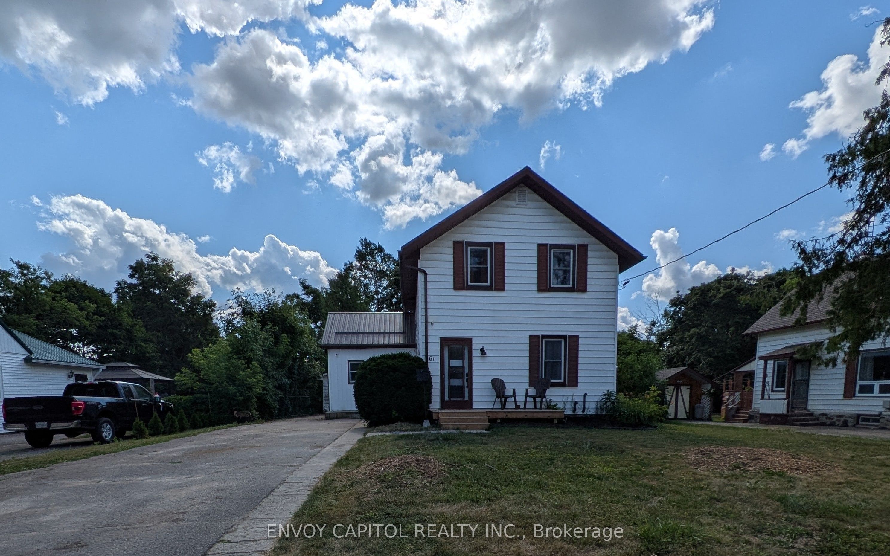 61 Simcoe St Property Photo 1