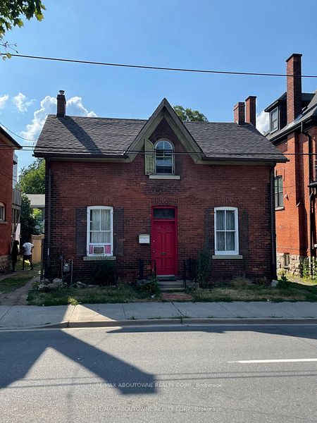 70 Wellington St S Property Photo 1